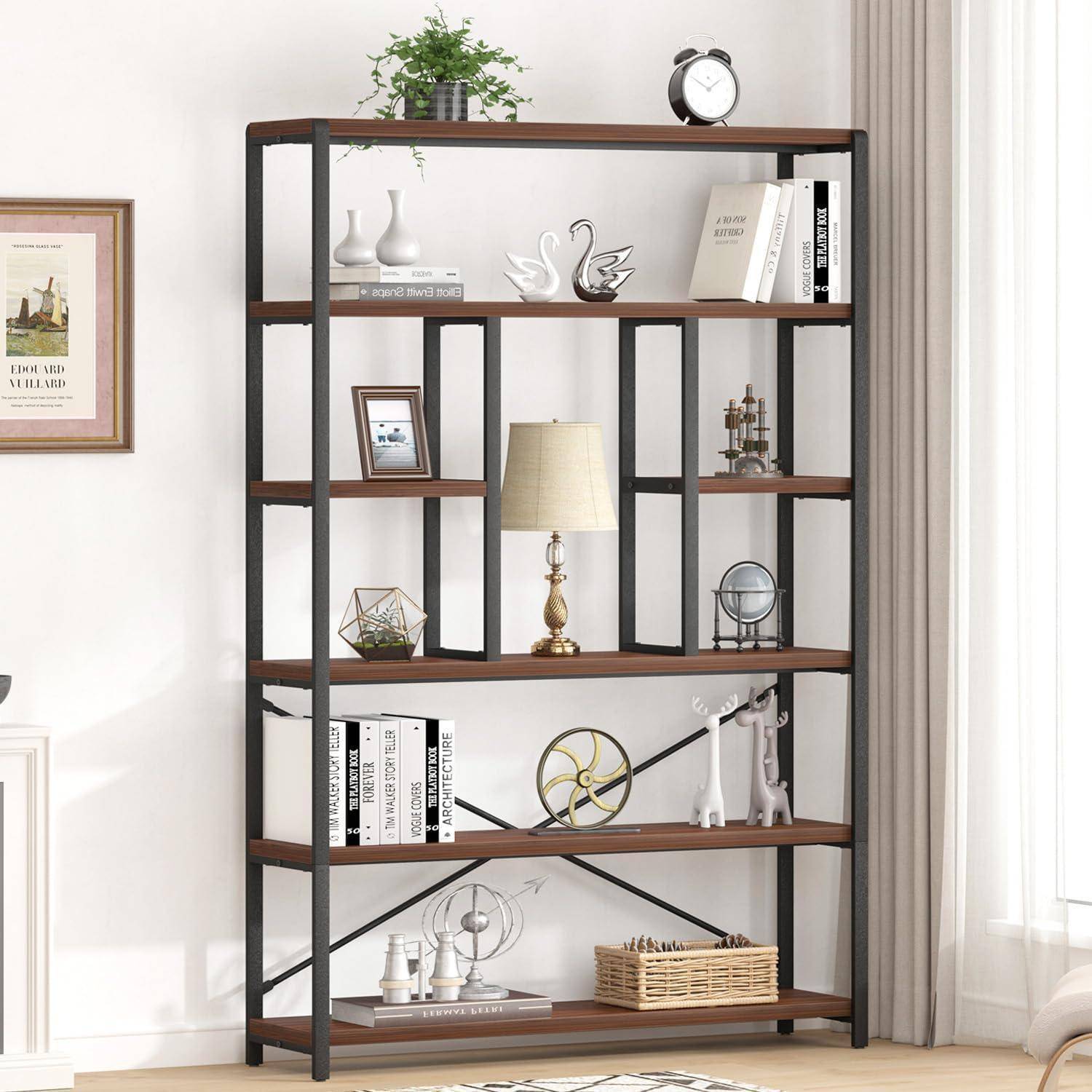Modernes offenes Bücherregal mit Büchern, gerahmten Fotos, Lampe, Dekoration und Aufbewahrungskörben in einem hellen Wohnzimmer.