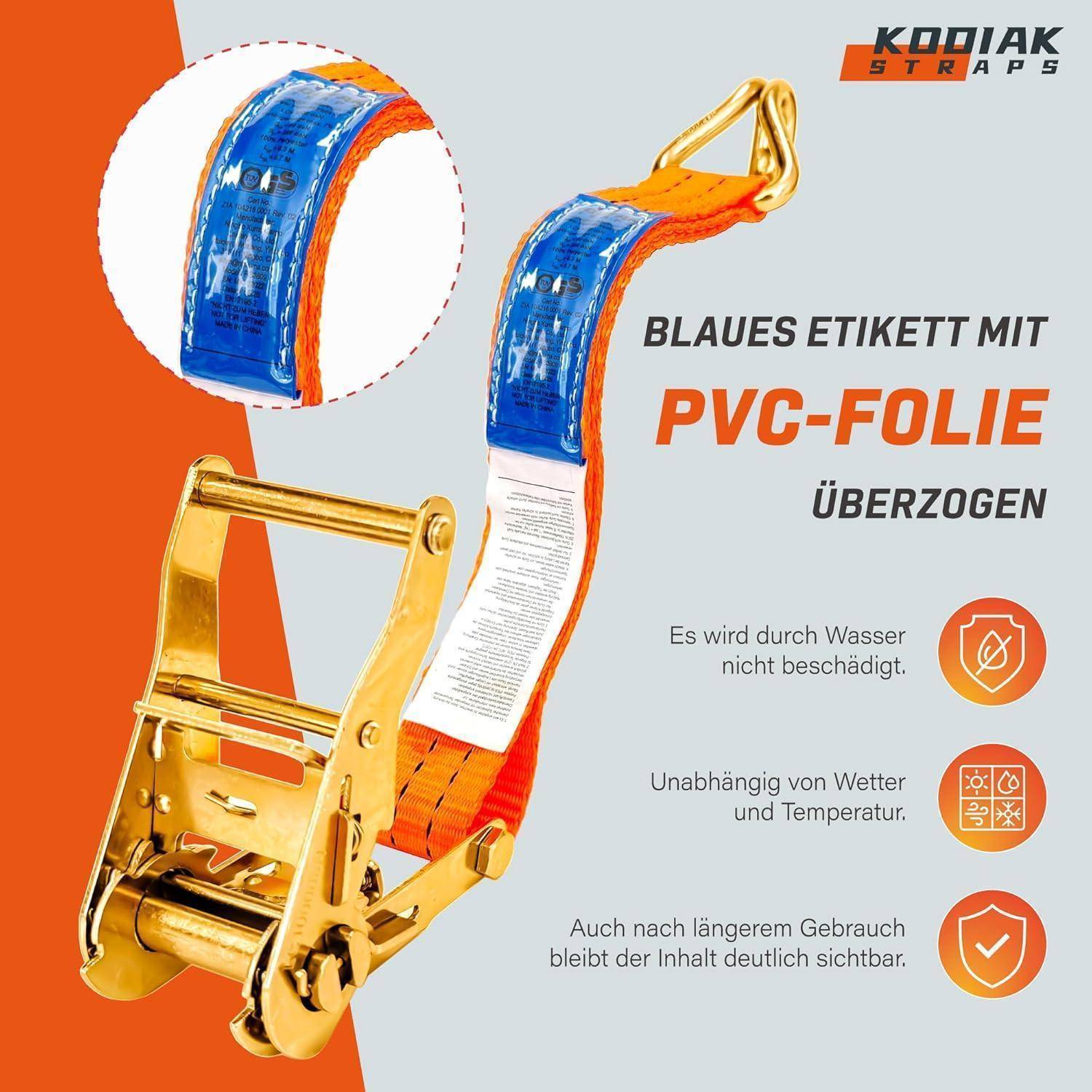 # Deutsches Produktgrafik, das einen orangenen Ratschengurt mit einem blauem PVC-beschichteten Etikett zeigt, das hervorhebt, dass das Etikett lesbar bleibt, wasserfest und wetterbeständig ist.