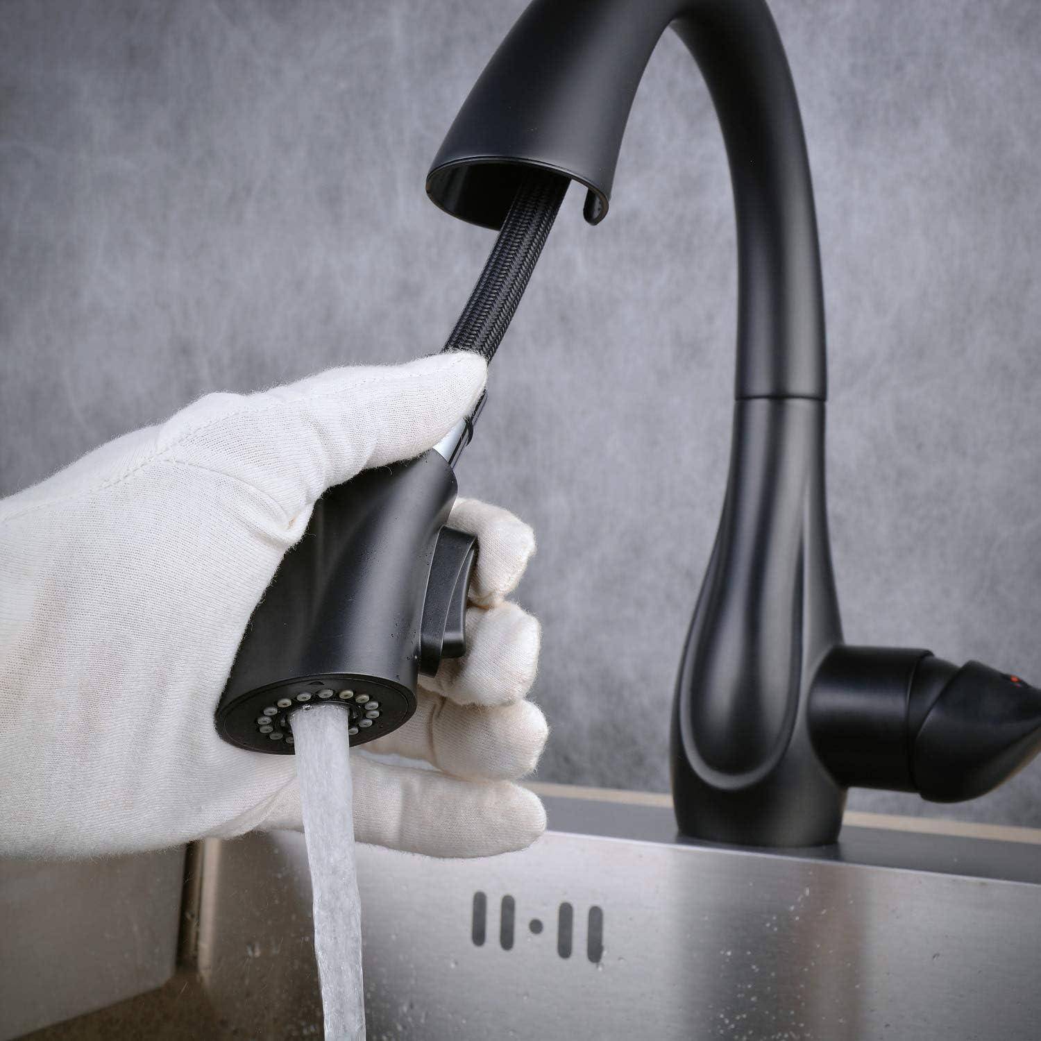 Behandschuhte Hand stellt einen matt schwarzen Küchenarmatur ein, wobei Wasser in ein Edelstahlbecken fließt.
