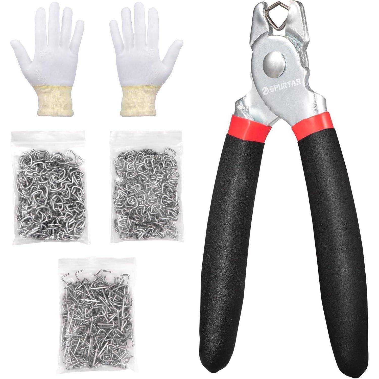 Zange und zwei weiße Handschuhe neben drei Beuteln mit kleinen Metallbefestigungselementen, vermutlich ein Werkzeugsatz zum Befestigen von Draht oder Maschengewebe.