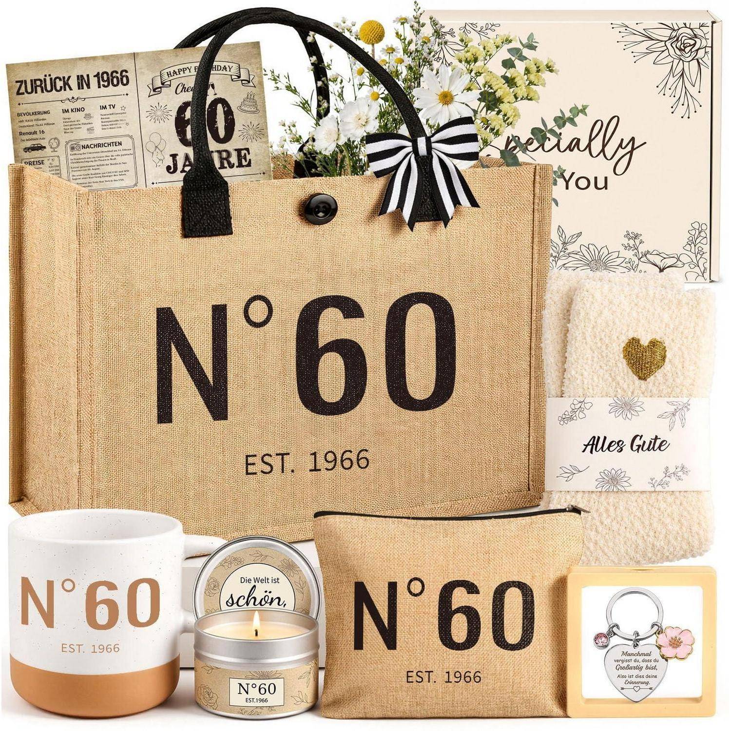 Geschenkset mit N°60-Branding auf einer Tragetasche, einer Tasse, einer Kerze, einem Beutel, Socken und einer Karte, verziert mit einer schwarzweißen Schleife und goldenen Akzenten.