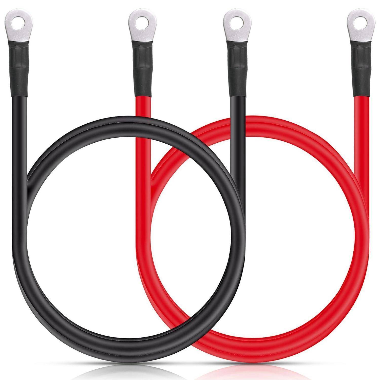 Zwei isolierte elektrische Kabel mit Ringösen-Enden, eines schwarz und eines rot, auf weißem Hintergrund aufgerollt dargestellt.