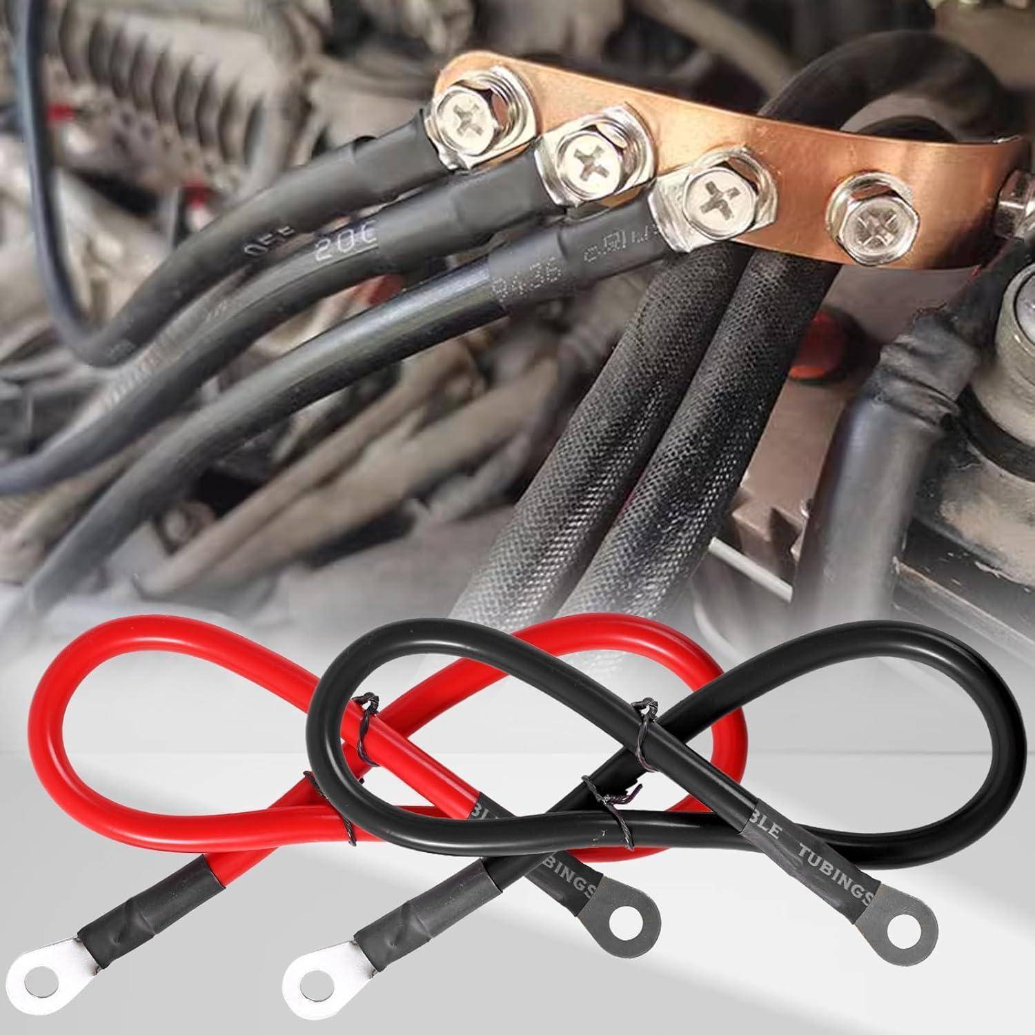 Kupfererdungssammelschiene, die mehrere schwarze Kabel verbindet, mit drei farbcodierten Ringkabelschuhen, die unten als Beispiel für Erdungskabelleiter gezeigt werden.
