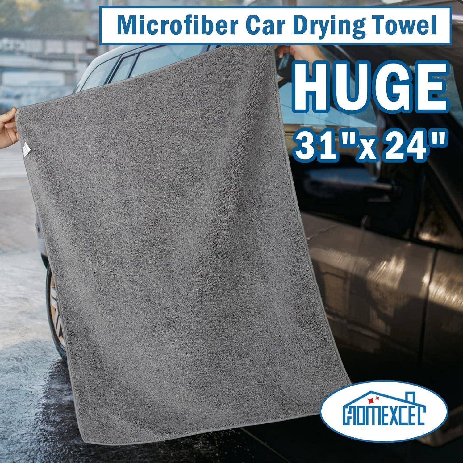 Mikrofaser-Autotrocknungstuch, das über ein Auto drapiert ist, mit der Beschriftung „HUGE" und „31""x24"""" und dem GUTINEXCEL-Logo.