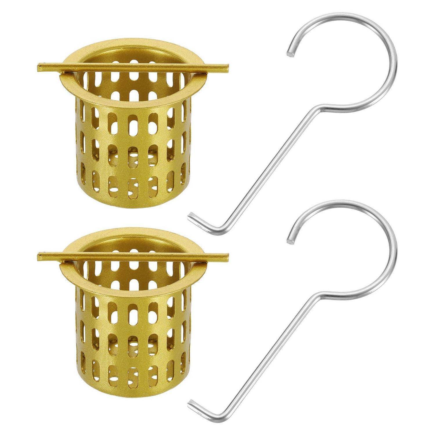 Zwei goldene durchbrochene Körbe-Siebe und zwei silberne Hakengeräte auf weißem Hintergrund.