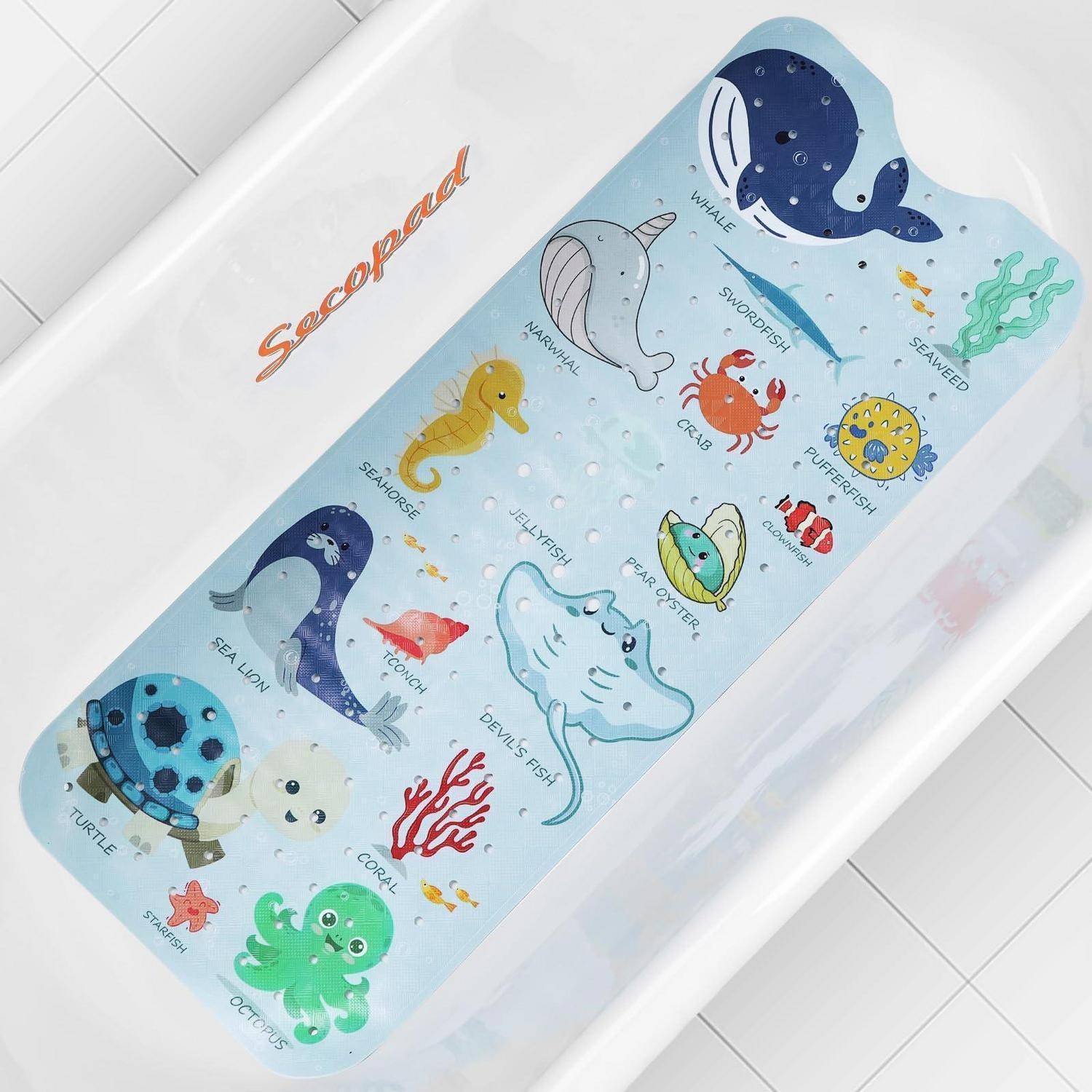 Illustrierte Babybadewannenmatte mit Meereswesen-Thema, die beschriftete Ozeanstiere und Seegras für Griffigkeit und Dekoration zeigt.