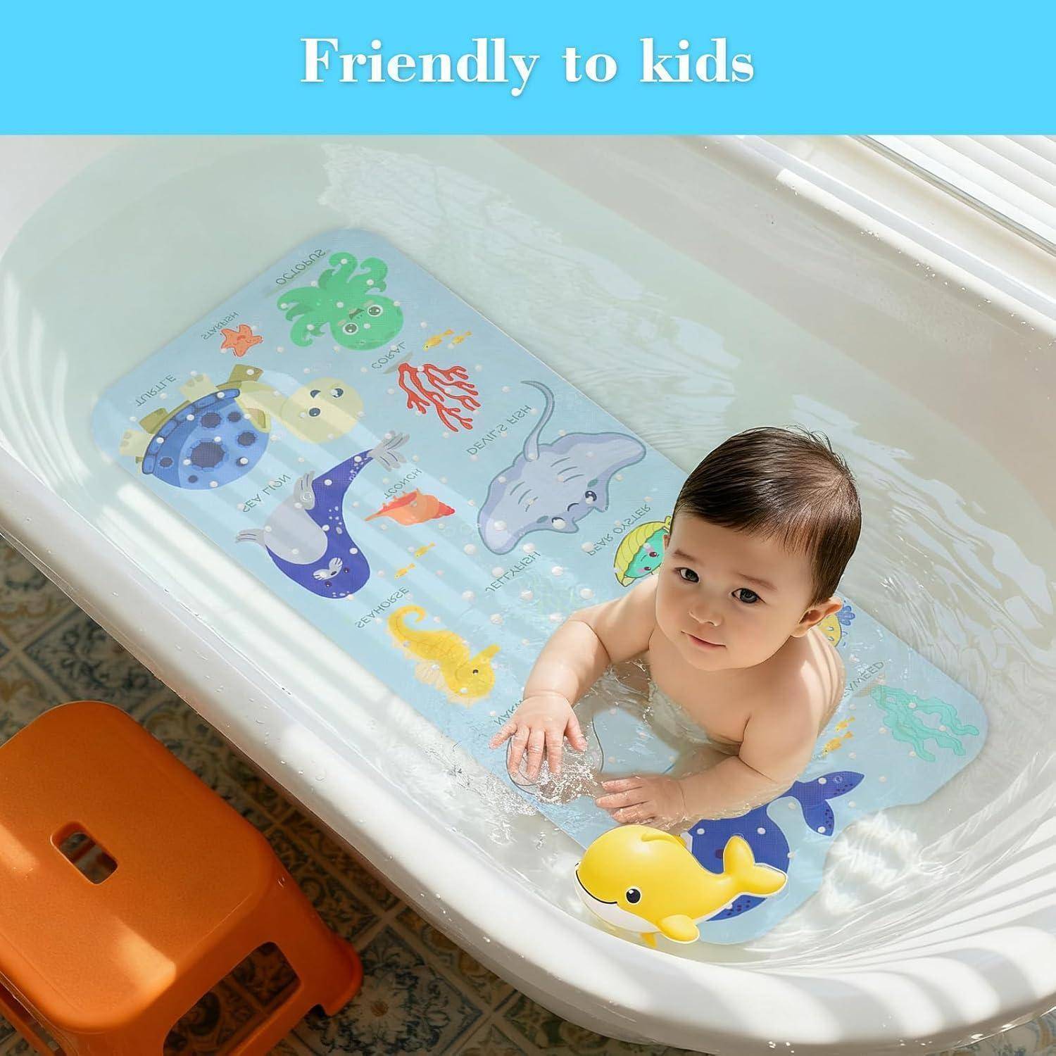Baby sitzt in einer Badewanne mit einer farbenfrohen Badematte mit Meerestieren, unter dem Text „Kinderfreundlich