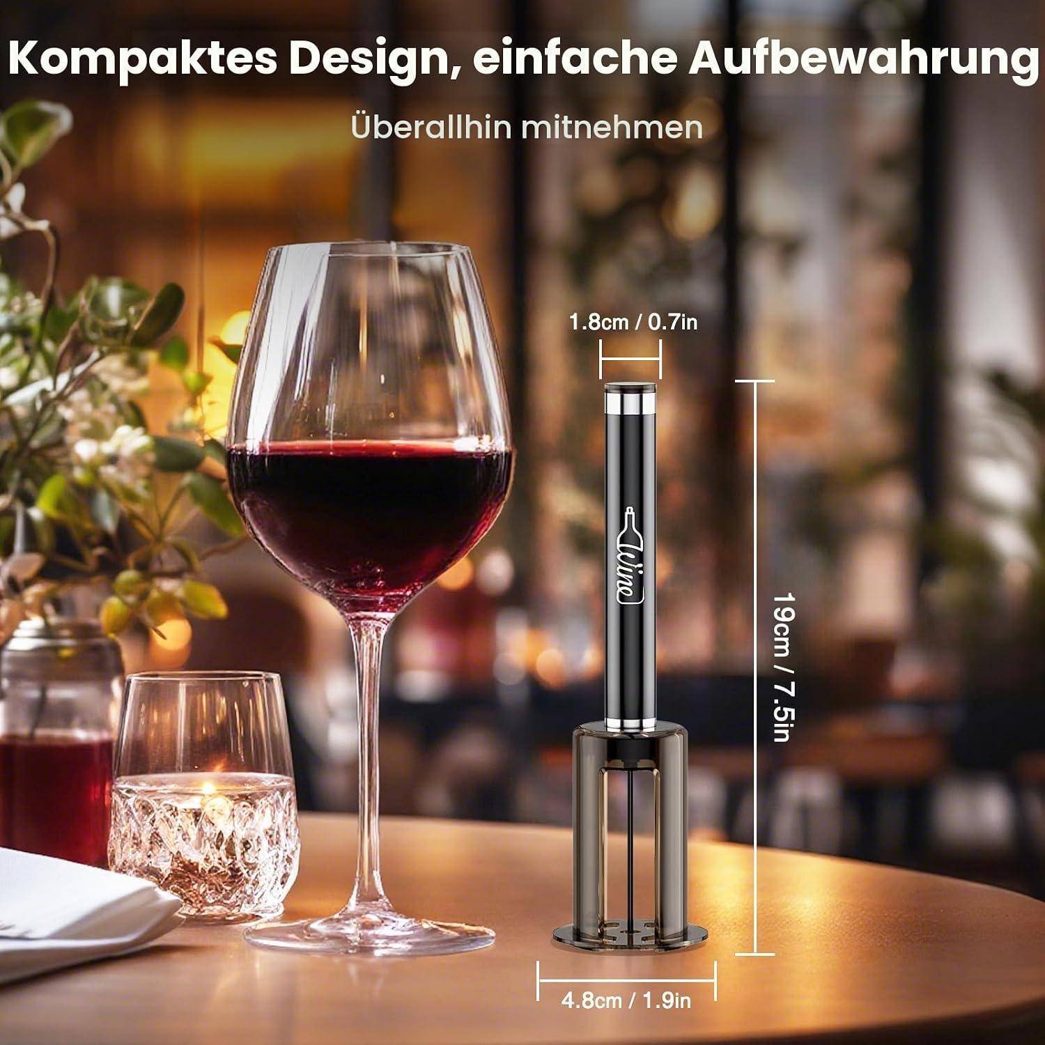 Reiseweinflaschenverschluss neben einem Weinglas gezeigt, mit deutschem Text, der kompaktes Design und tragbare Größe bewirbt: 19 cm hoch, 4,8 cm Basis, 1,8 cm Oberseite.