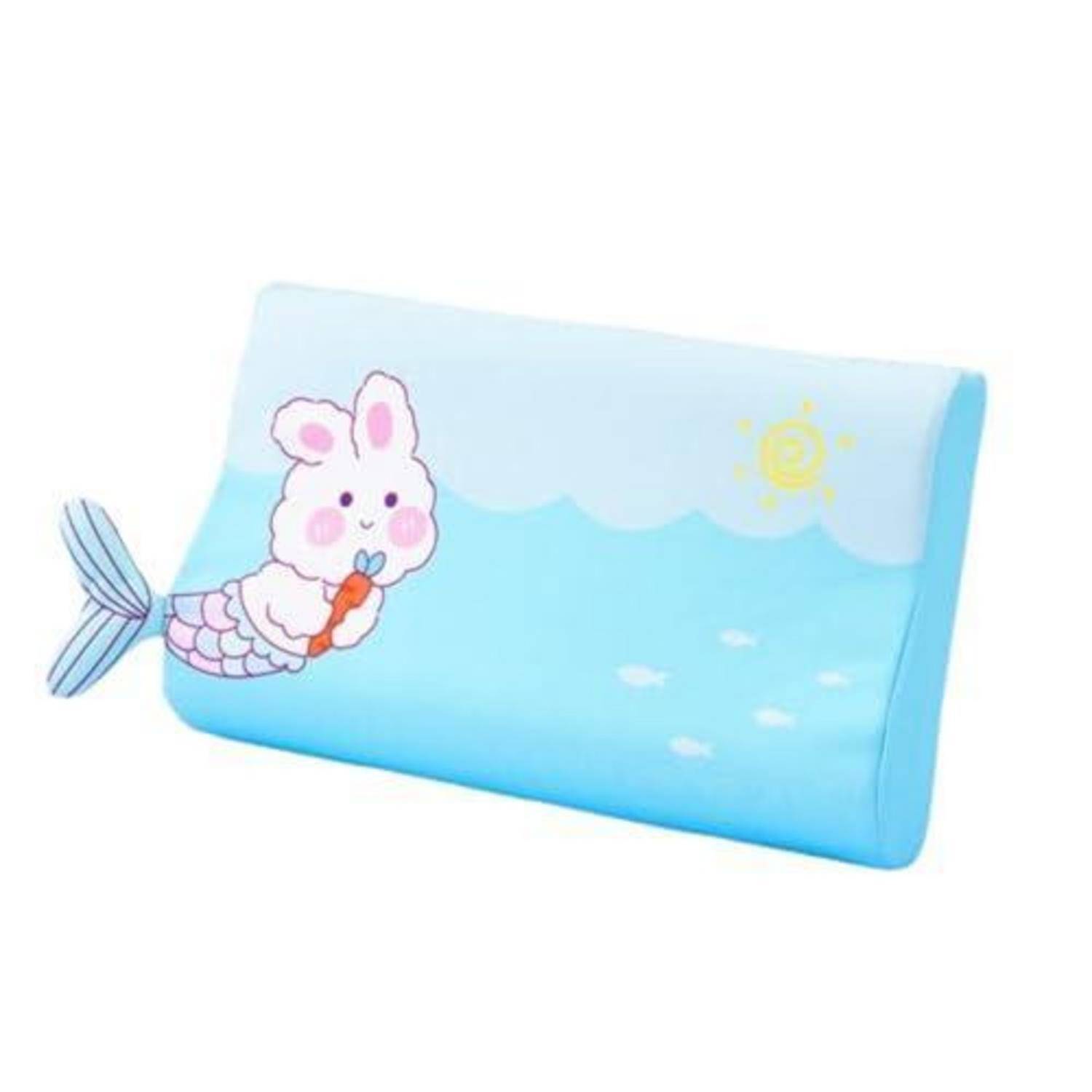 Blaues Kinderkissen oder Kuschelkissen mit einer Cartoon-Hasenmeerfrau und Sonnengrafik auf der Vorderseite.