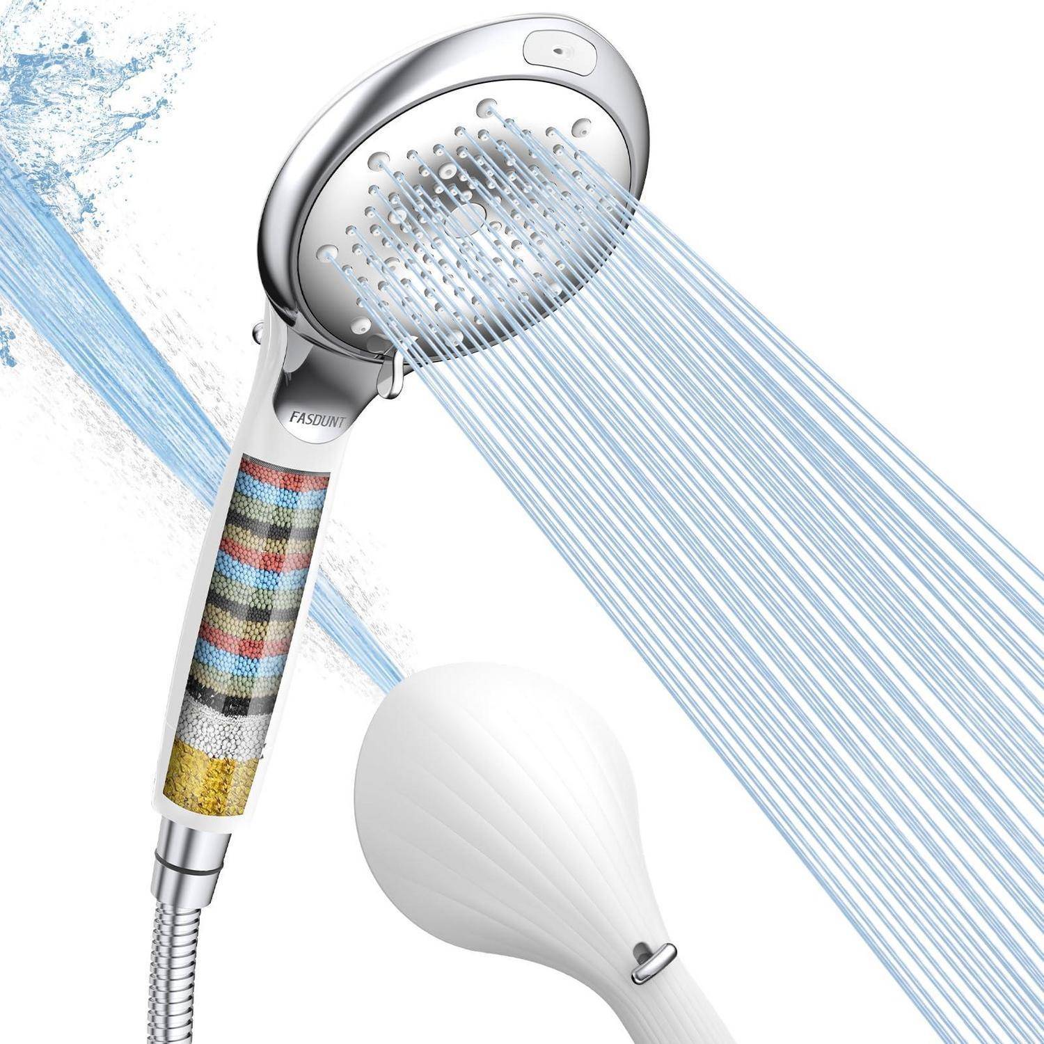 Handgehaltener Duschkopf mit Chromoberfläche und farbigem Griff, der mehrere feine Wasserstrahlen versprüht.