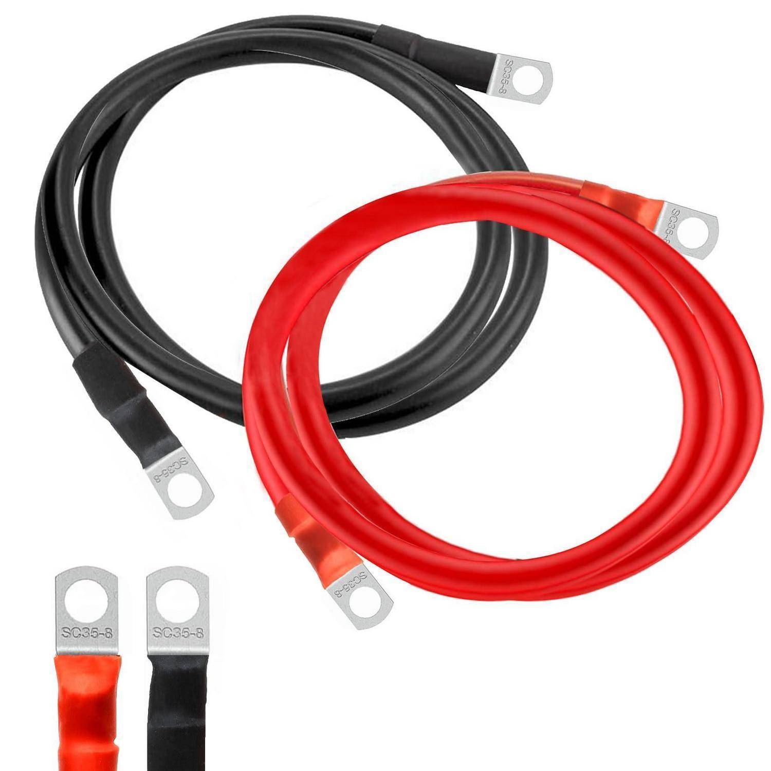 Rote und schwarze Batteriekabel in schwerer Ausführung mit Ringösen, aufgerollt auf weißem Hintergrund dargestellt.
