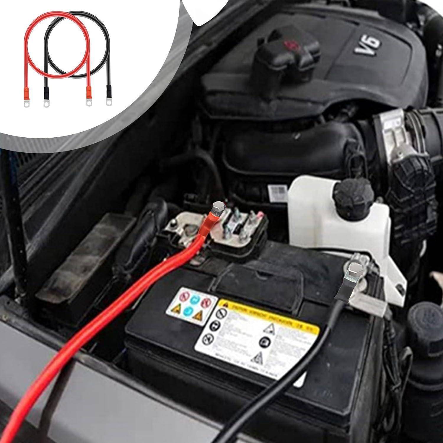 Autobatterie mit roten und schwarzen Starthilfekabeln, die an den Anschlüssen im Motorraum eines Autos angebracht sind, mit einer Vergrößerung, die das Kabelpaar zeigt.