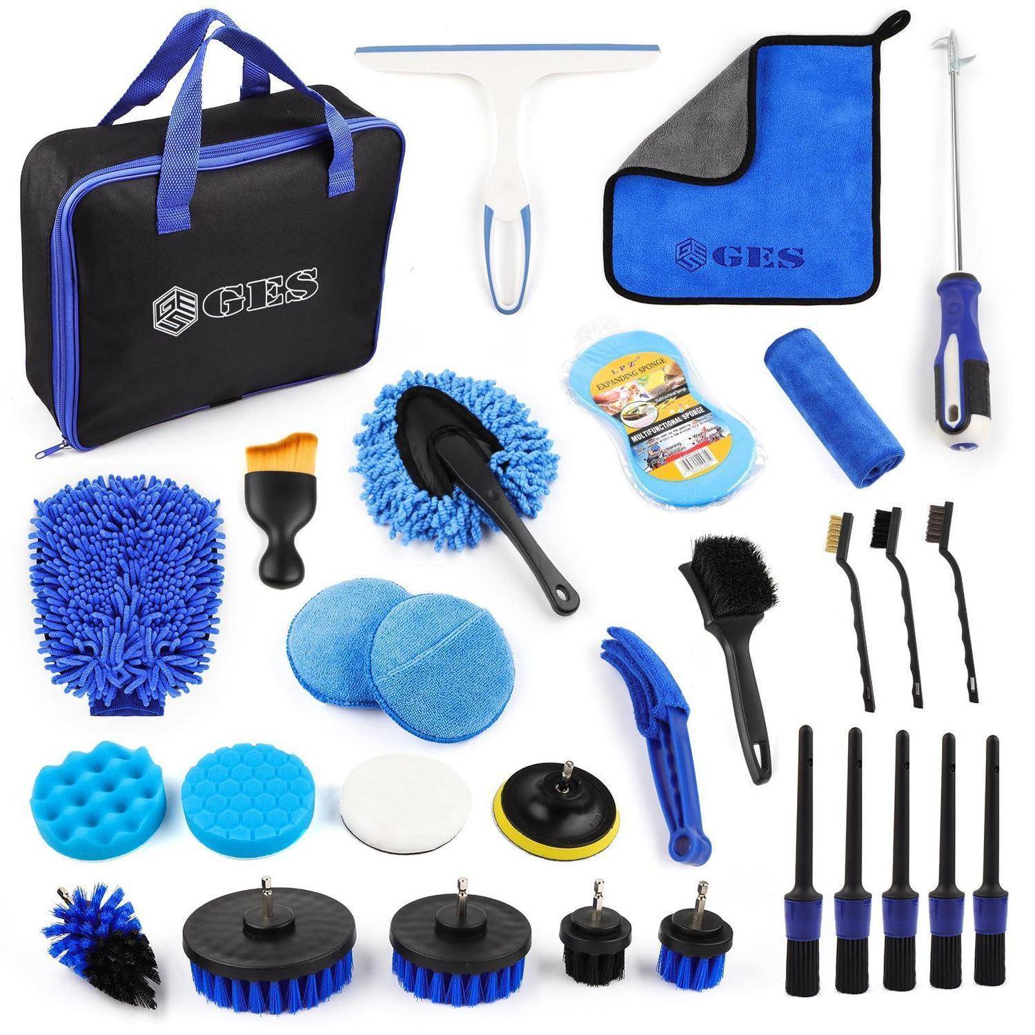 Autoreinigungs-Set mit Tragetasche, Abzieher, Mikrofasertücher, Bürsten, Scheuerbürsten, Waschhandschuh und Griffaufsätzen auf weißem Hintergrund angeordnet.
