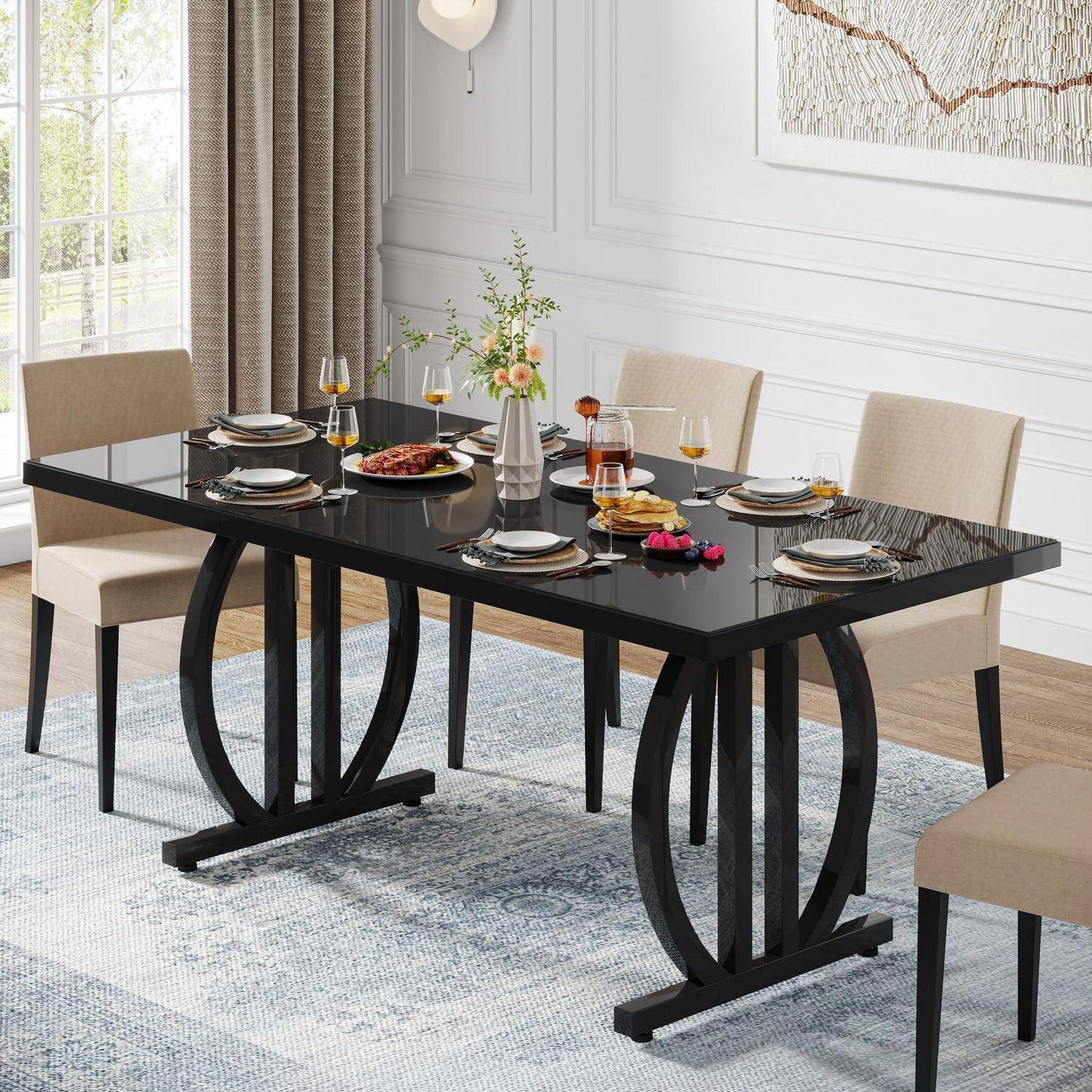 Modernes Esszimmer mit einem schwarzen Glastisch, der für eine Mahlzeit gedeckt ist, umgeben von beigen Stühlen und Tischbesteck.
