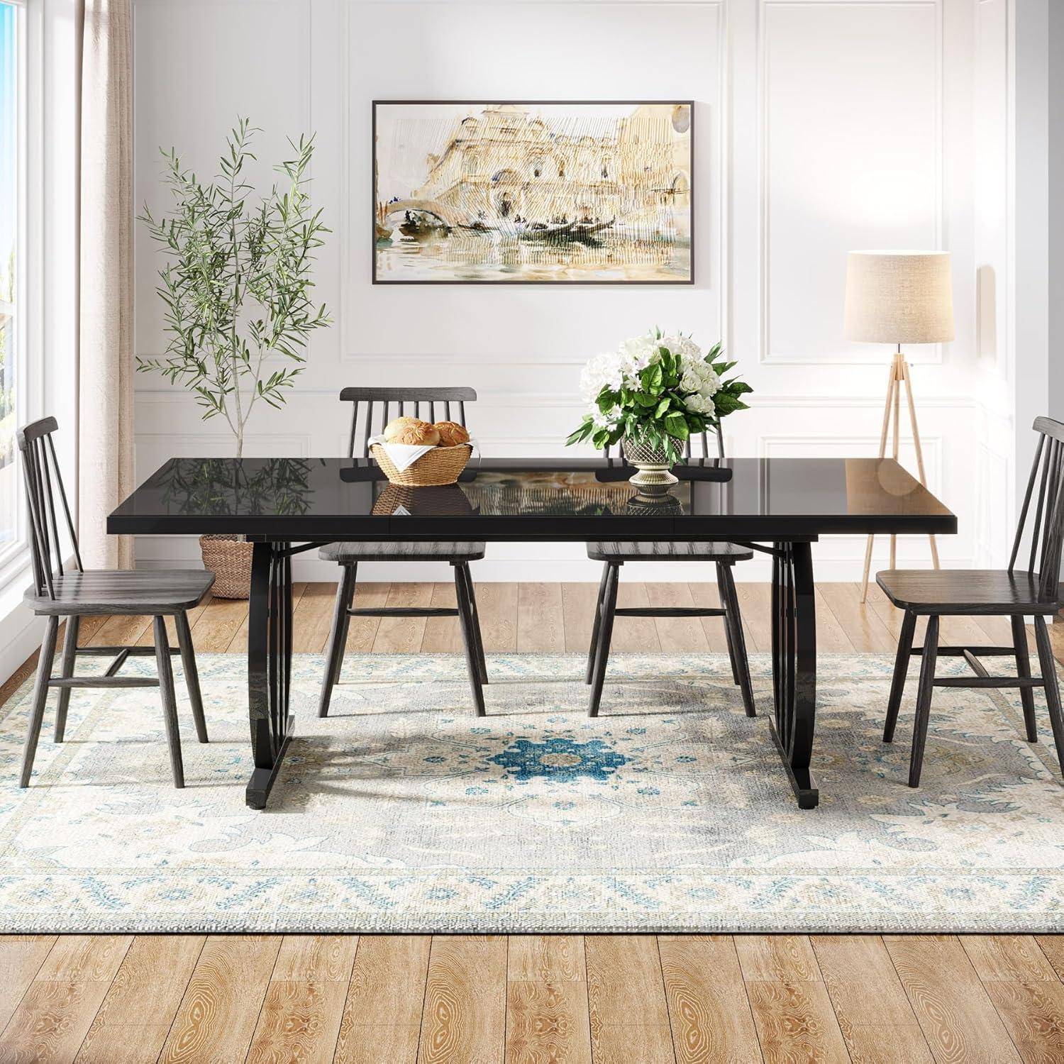 Modernes Esszimmer mit einem schwarzen rechteckigen Tisch, vier Stühlen, Teppich, Lampe, Pflanze, Blumenmittelstück und Wandkunst.