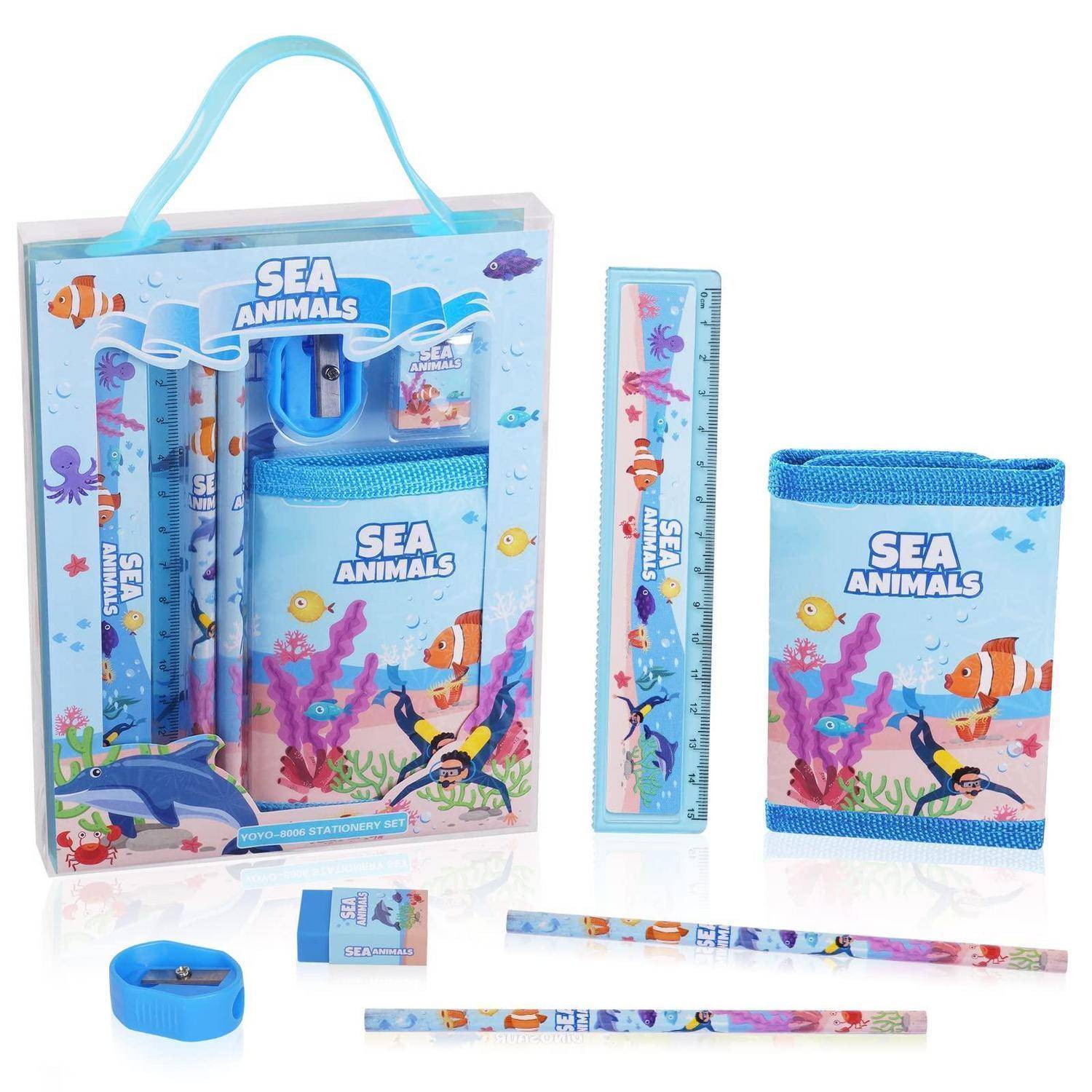 Meerentierstationäre Set in blauer Verpackung mit ozeanischem Notizbuch, Stifteetui, Lineal, Bleistiften, Spitzer und Radiergummi.