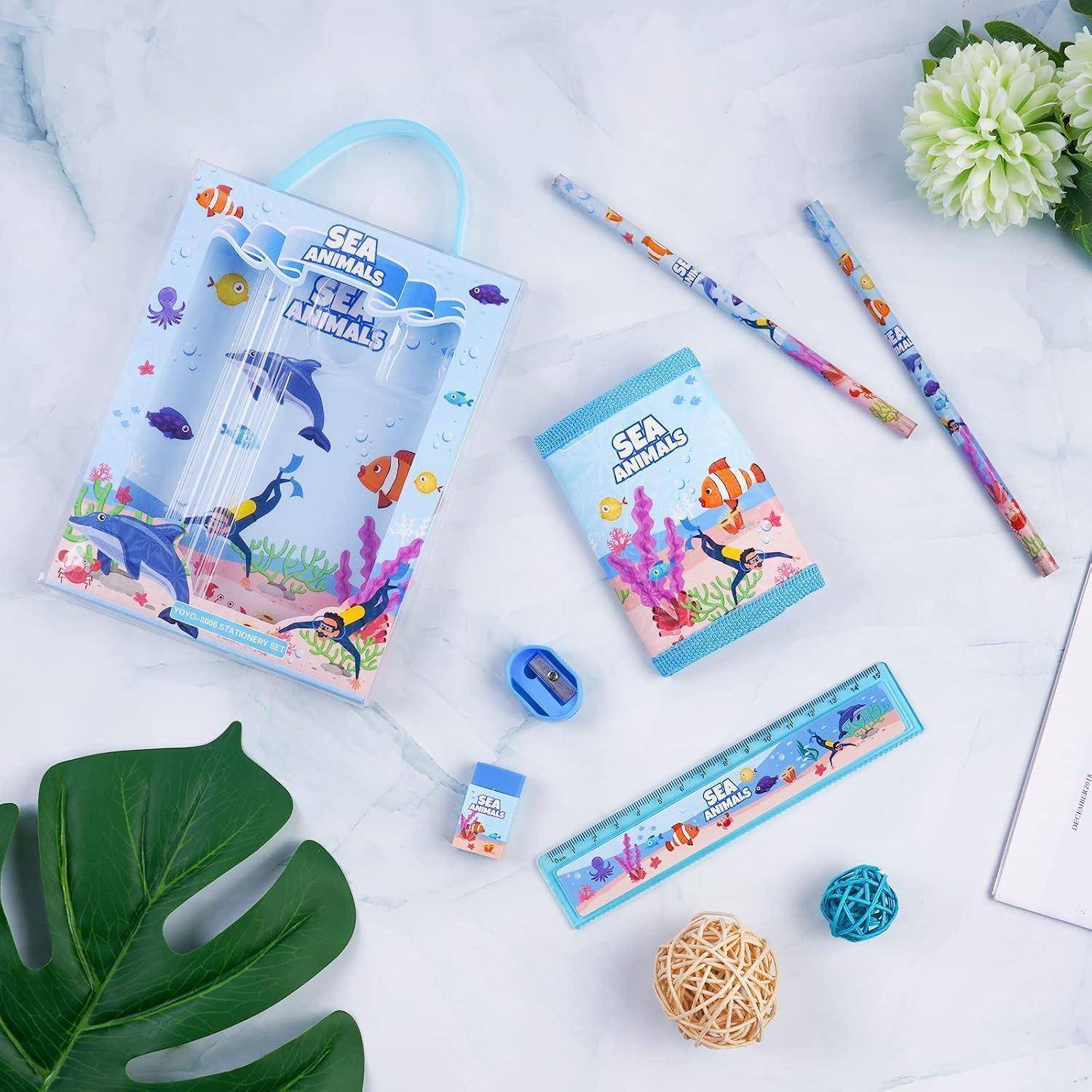 Schulset mit Meerestieren mit transparenter Reißverschlusstasche, Snack-Pack, Lineal, Bleistiftspitzer und zwei Bleistiften mit bunten Meerestier-Grafiken.
