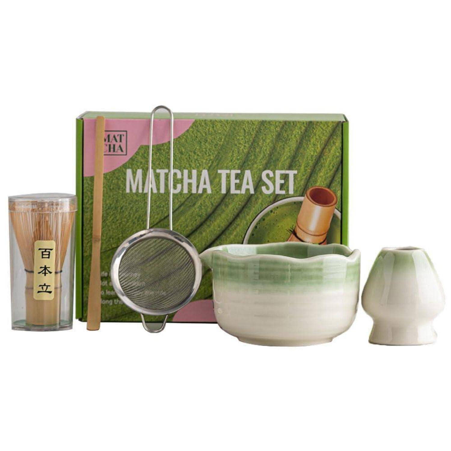 Matcha-Tee-Set mit Schachtel, Glas, Bambusbesen, Teesieb, Keramikschale und Matcha-Tasse auf weißem Hintergrund.
