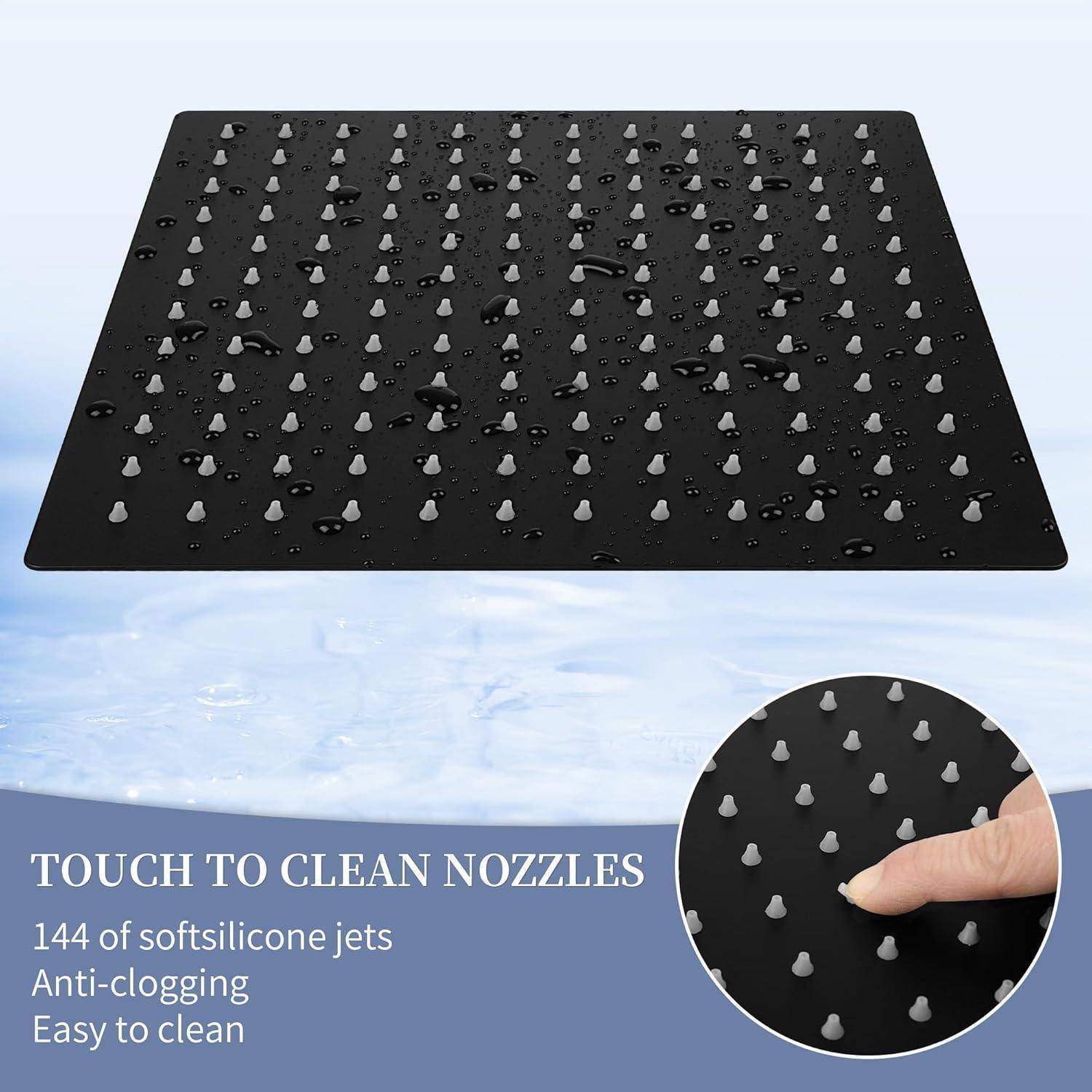 Schwarze Silikon-Badematte mit erhobenen weichen Düsen; die Vergrößerung zeigt einen Finger, der eine Düse drückt. Der Text lautet: „DÜSEN ZUM REINIGEN BERÜHREN