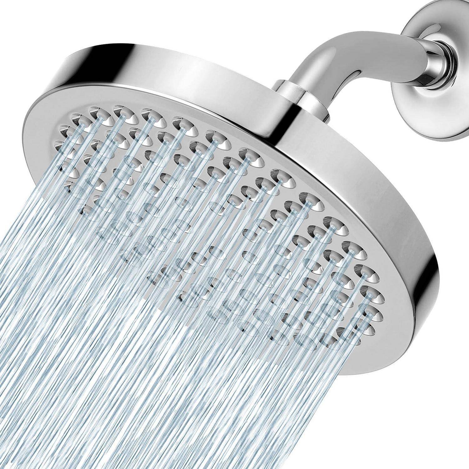 Verchromter runder Duschkopf, der viele Wasserstrahlen gegen einen weißen Hintergrund sprüht.