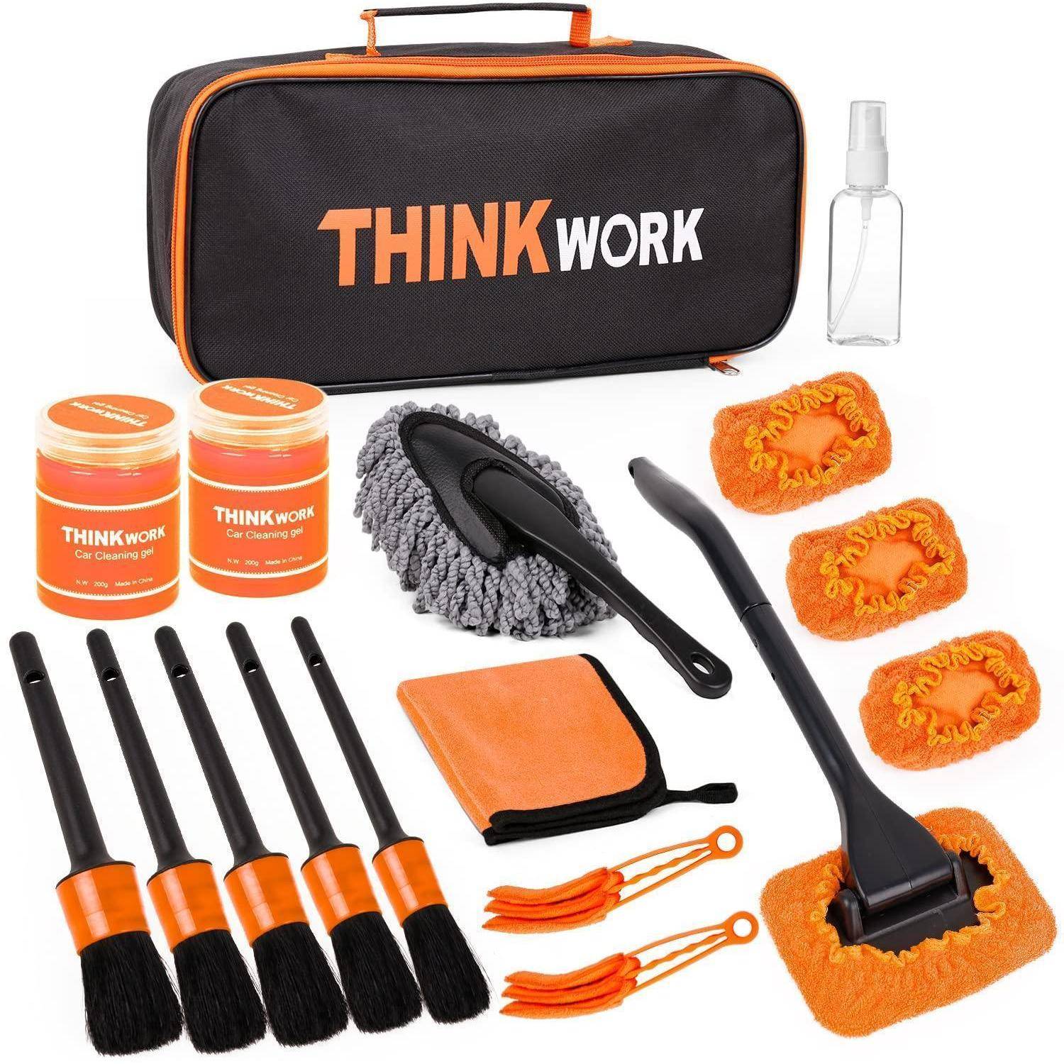 Autopflege-Set mit THINKWORK-Koffer, Sprühflasche, Reinigerbehälter, Bürsten, Staubwedel, Handschuh und orangefarbenen Mikrofaser-Pads und Tüchern.