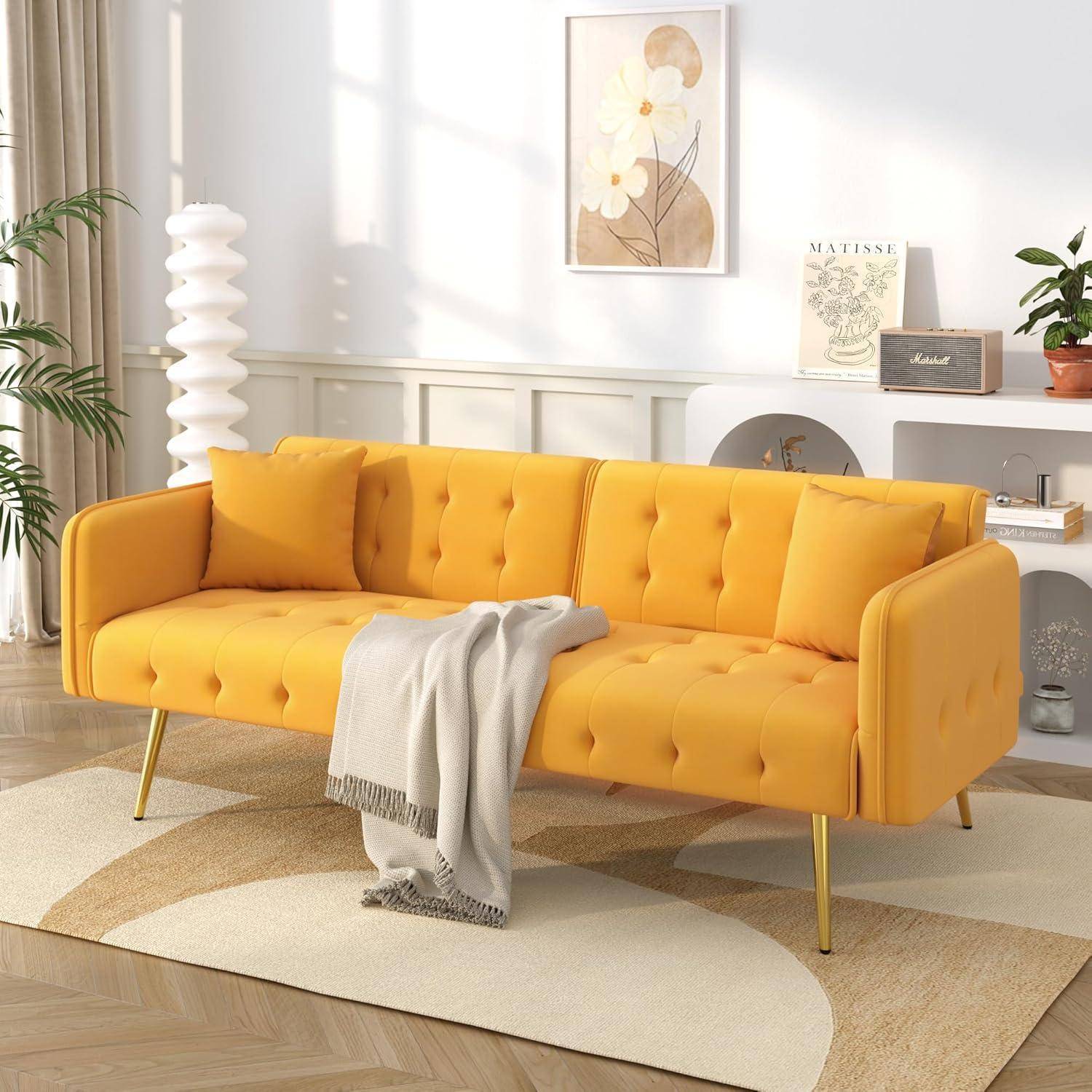 Leuchtend senffarbiges Polstersofa mit einer drapiert grauen Wurfdecke in einem modernen Wohnzimmer, akzentuiert durch Wandkunst, Pflanzen und Regaldekoration.