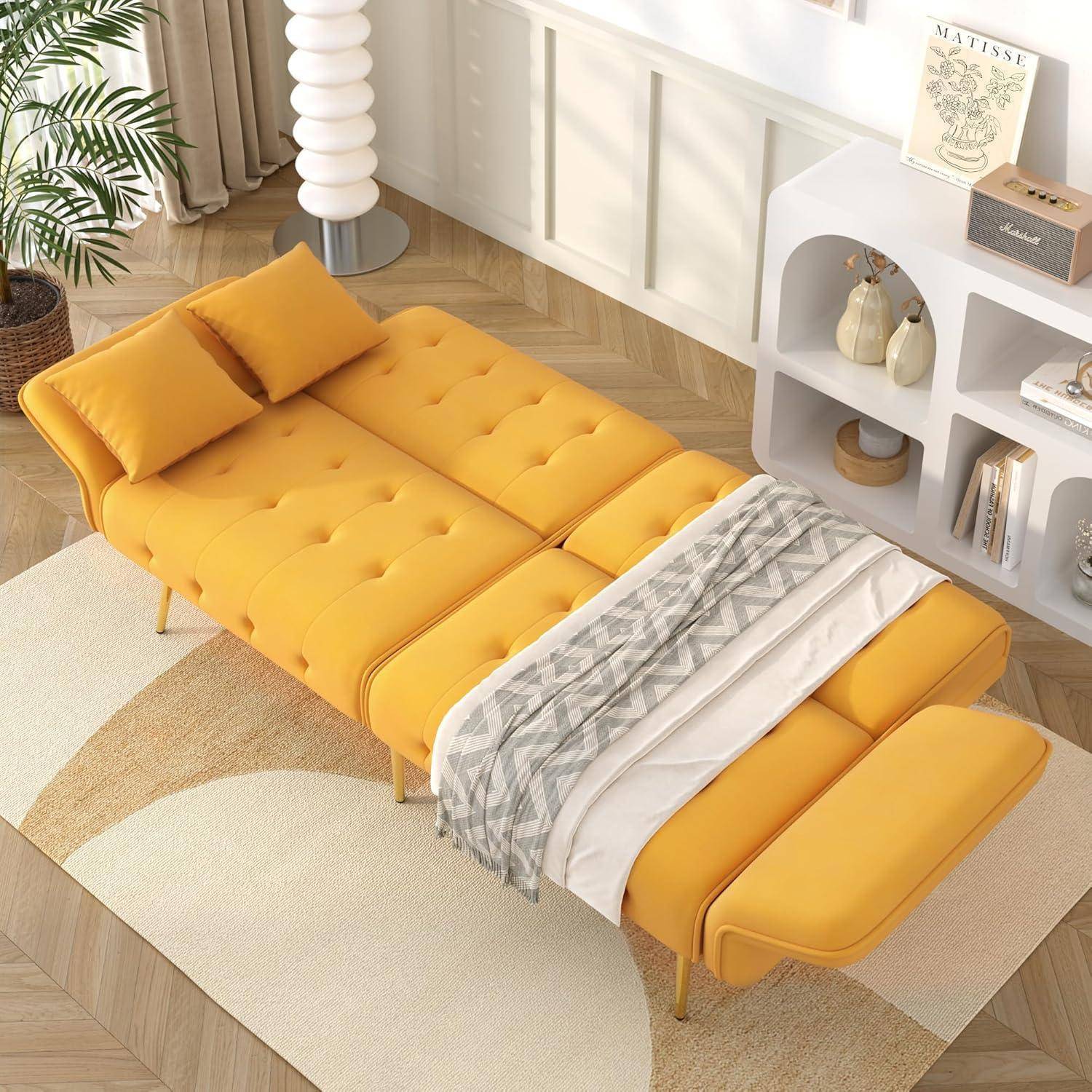 Leuchtend gelbe gepolsterte Chaiselongue mit zwei Kissen und einer zusammengefalteten Decke in einem modernen Wohnzimmer.