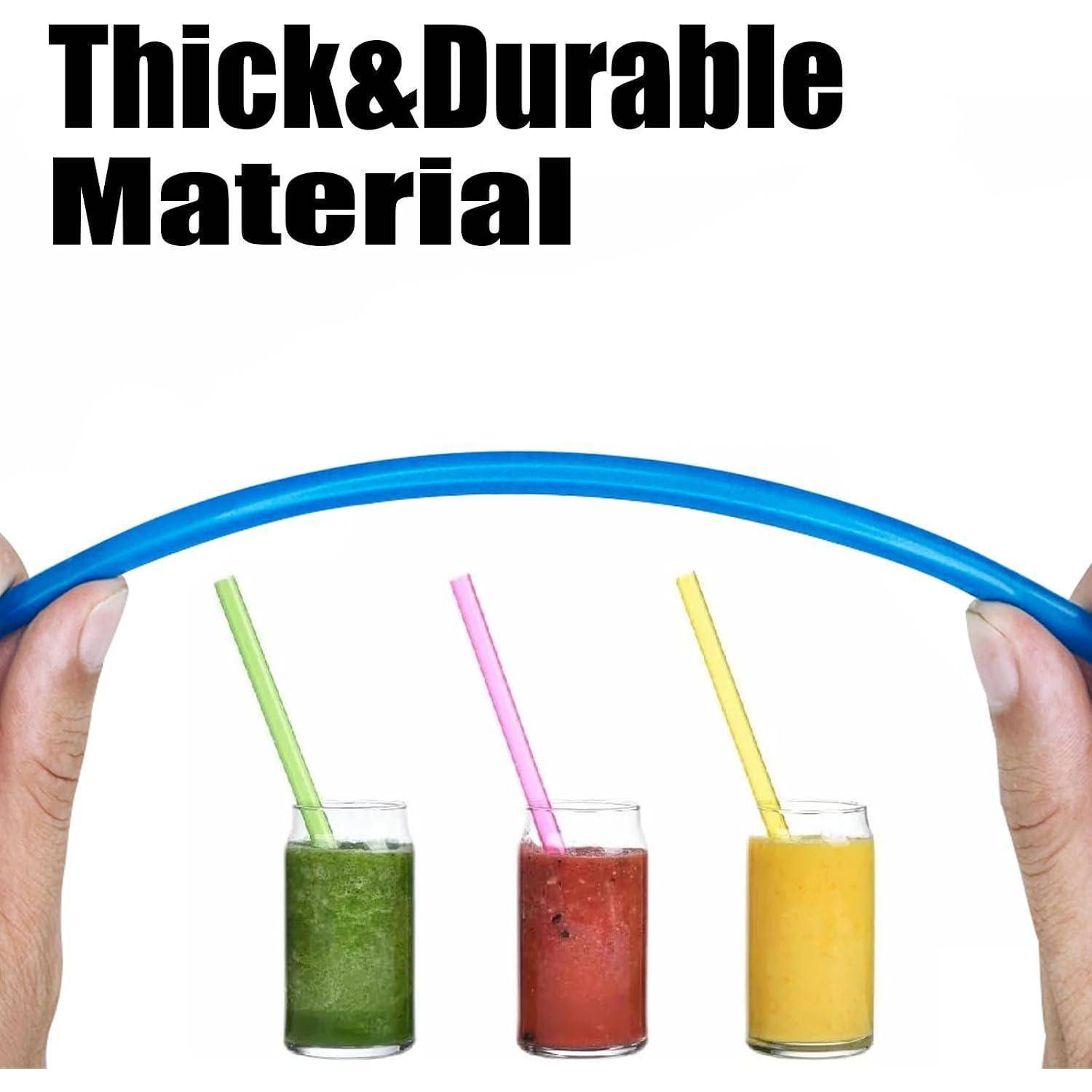 Hände, die ein dickes blaues Rohr über drei Saftgläsern mit Strohhalmen biegen, was ein haltbares Material veranschaulicht; Text lautet „Thick&Durable Material".