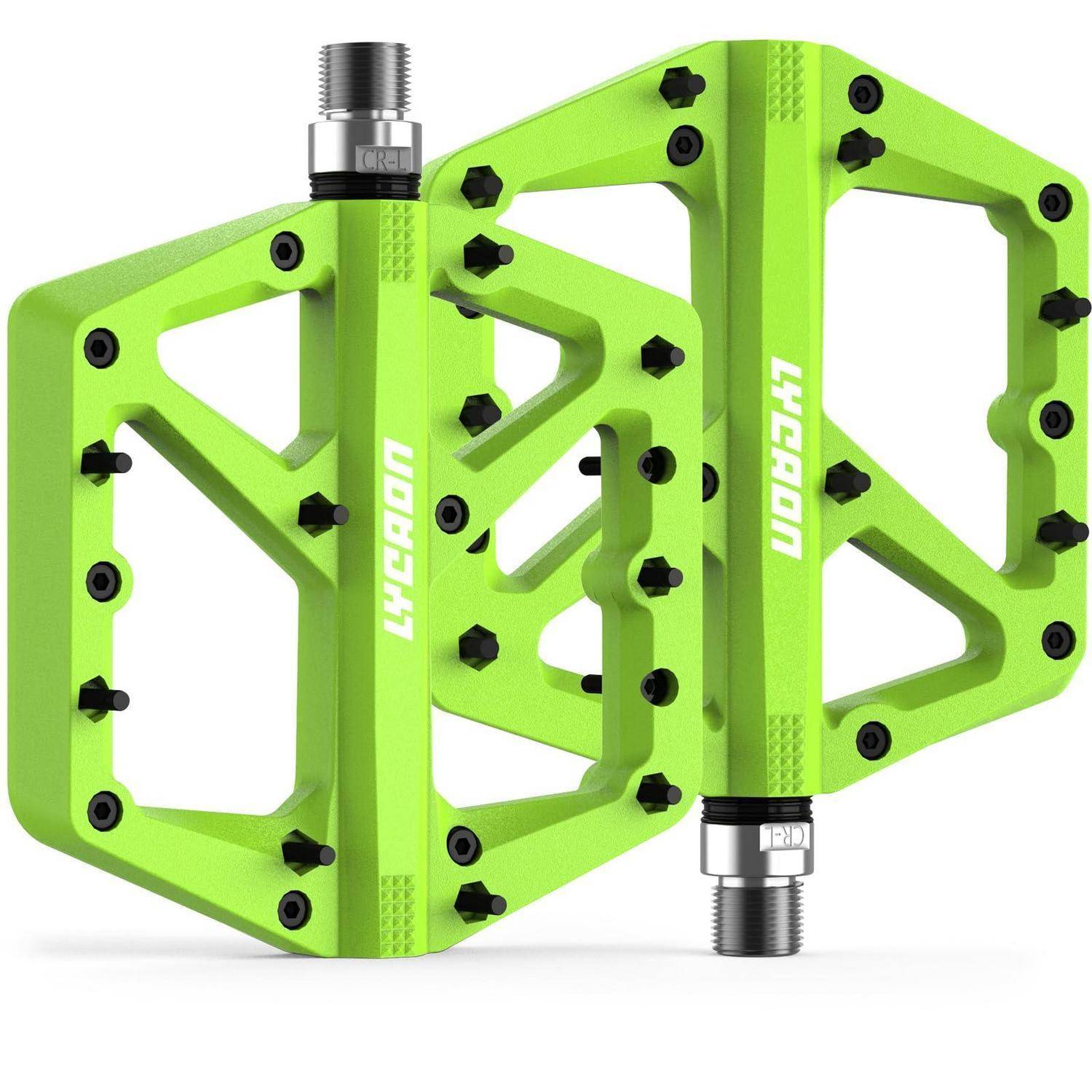 Hellgrüne Fahrradpedale mit schwarzen Griffstiften und versilberten Gewinde-Achsen auf weißem Hintergrund, Marke 'KYODON'.