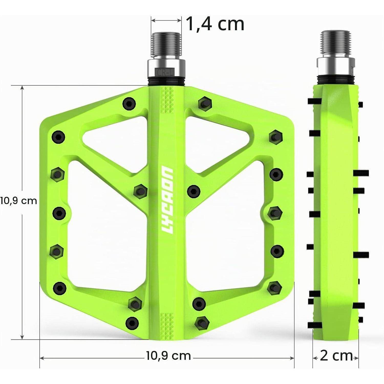 Dimensioniertes Bild eines grünen Fahrradpedals in Vorder- und Seitenansicht dargestellt, gekennzeichnet mit 10,9 cm Breite und Höhe, 2 cm Dicke und einer 1,4 cm Gewinde-Achse.