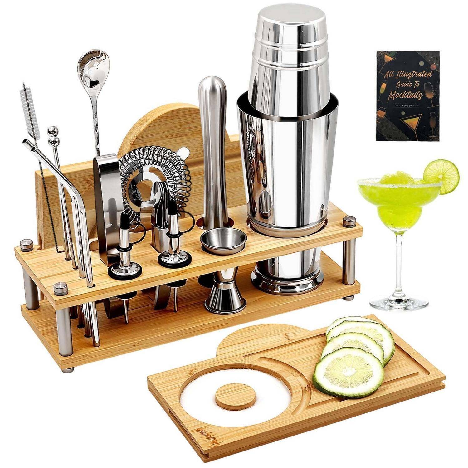 Bambus-Cocktailbar-Werkzeugsatz mit Shaker, Sieb, Jigger, Muddler, Zange, Rührstäbchen und Garnierplatte, plus ein Mocktail-Rezeptbüchlein und ein Limetten-Margarita-Beispiel.
