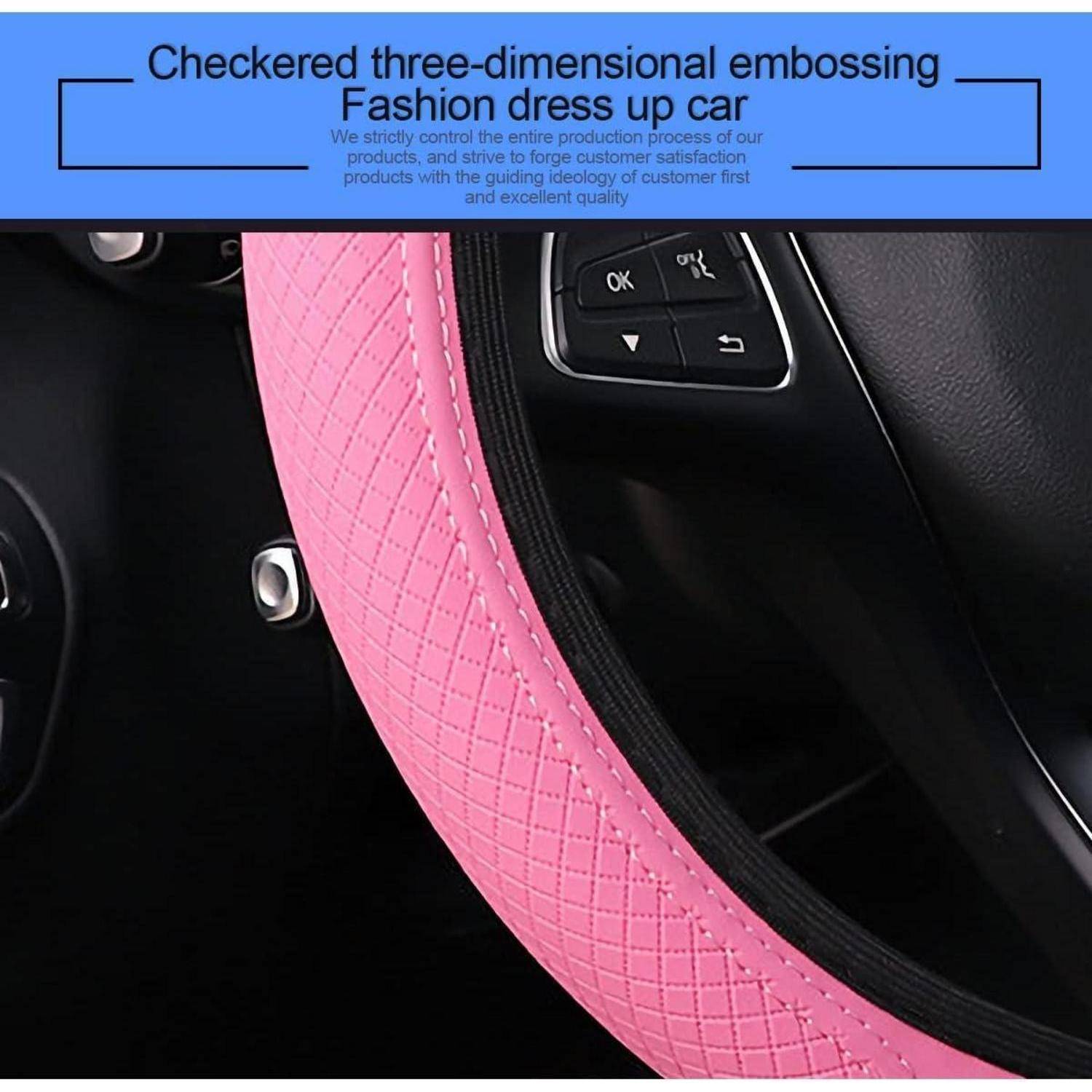 Nahaufnahme einer rosa Lenkradabdeckung mit Rautenstepp im Auto, gezeigt als modisches Autoaccessoire.
