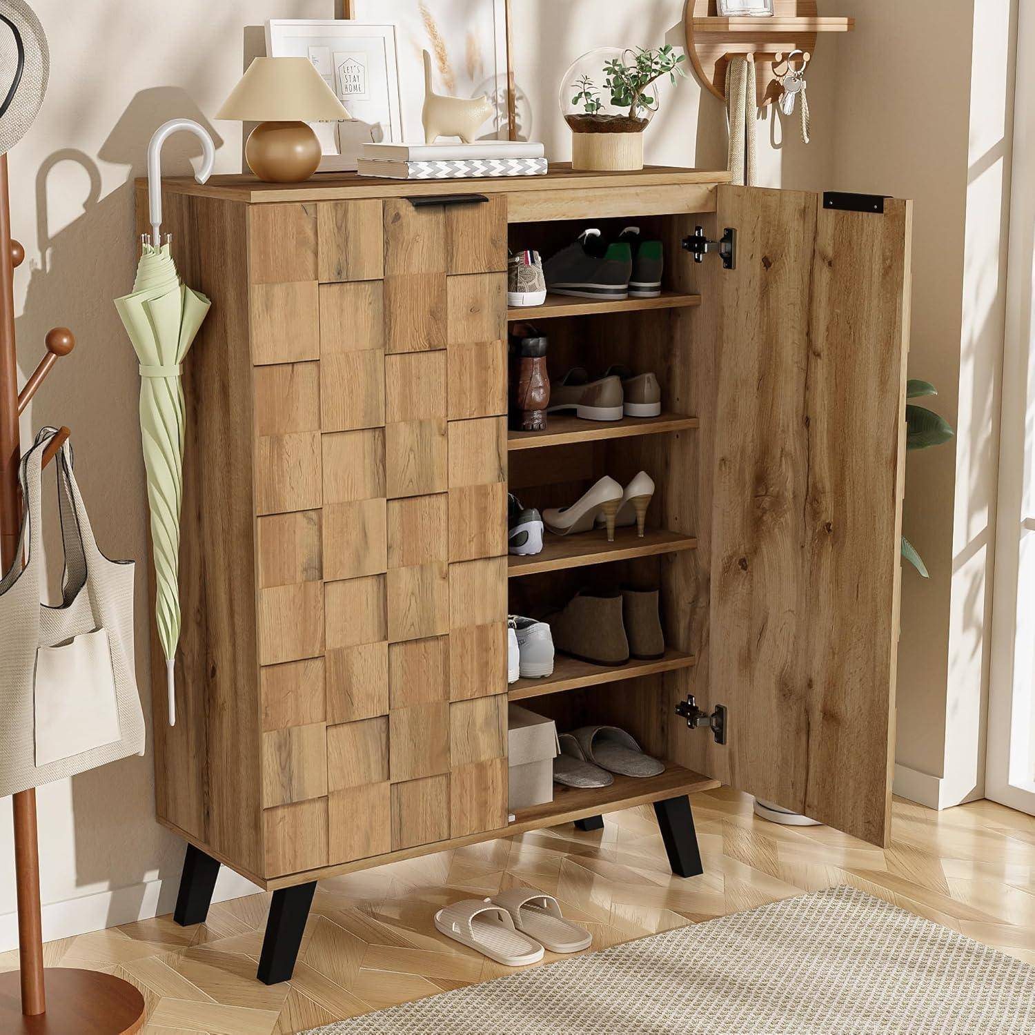 Holzschuhregal mit offenen Türen, das ordentlich angeordnete Schuhe zeigt, mit einem an der Seite hängenden Regenschirm, in einem hellen Eingangsbereich.