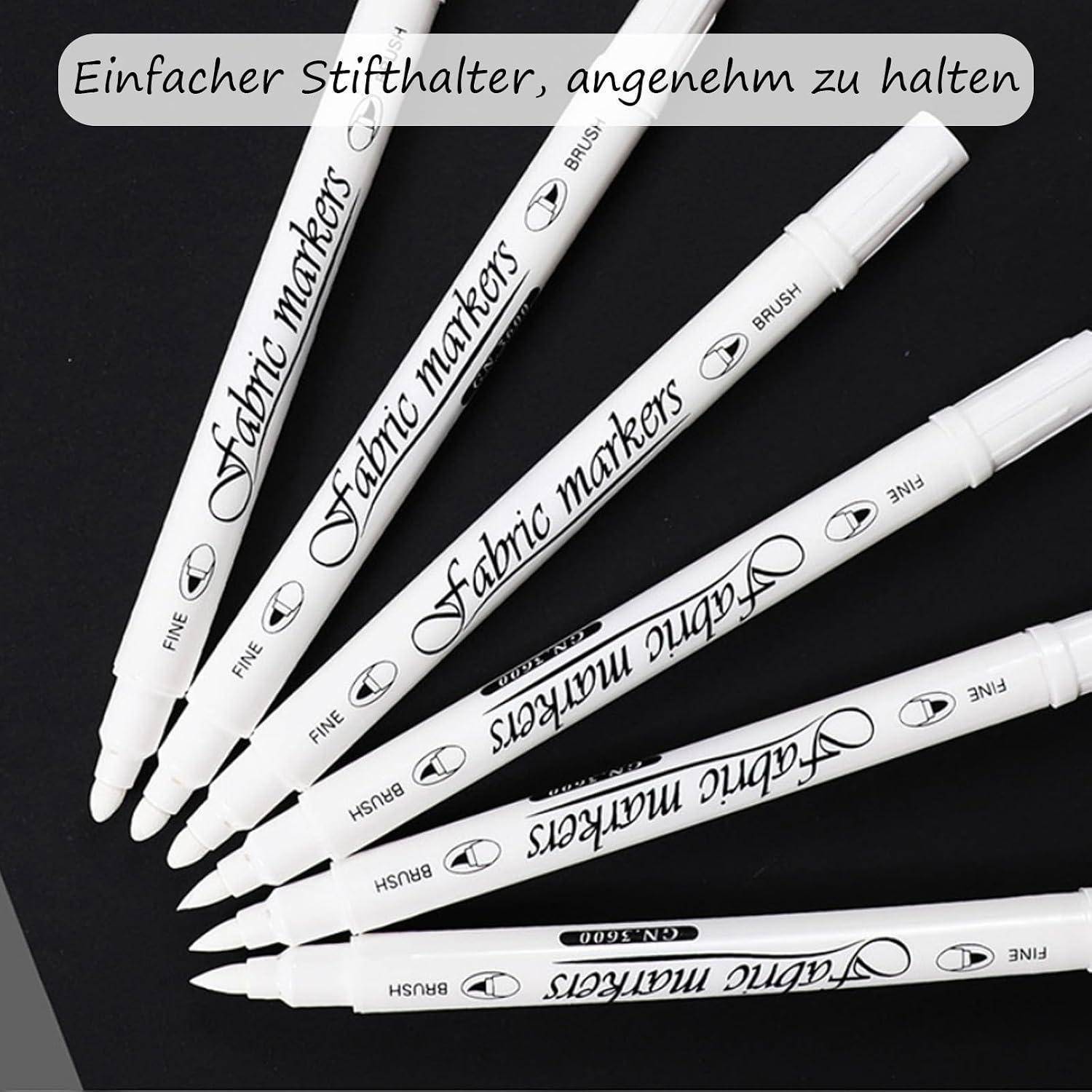 Sechs weiße Stoffmarker in einem Fächer auf dunklem Hintergrund angeordnet, mit deutschem Text oben, der „Einfacher Stifthalter, angenehm zu halten" liest.