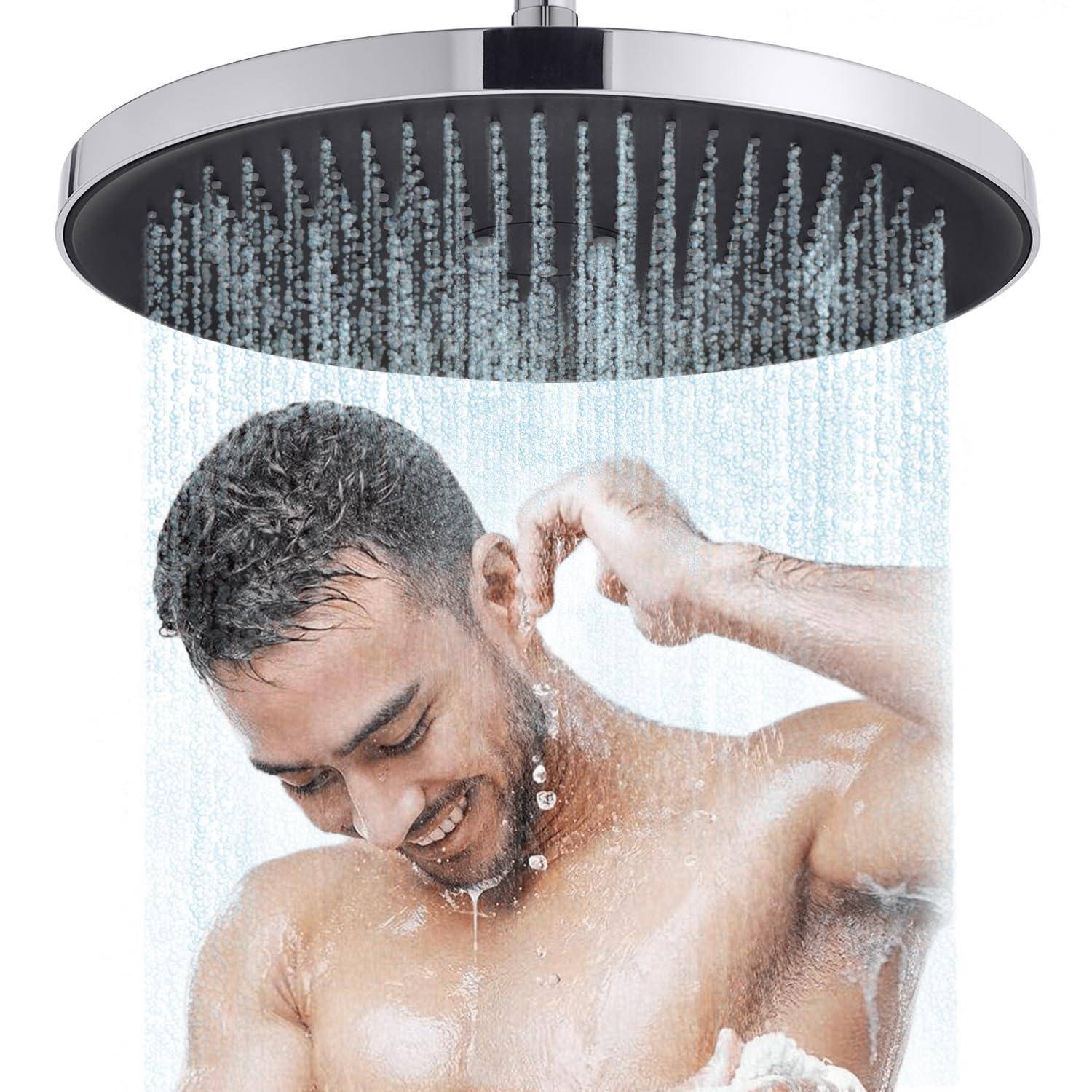 Mann, der unter einer großen runden Regenduschkopf duscht, wäscht sein Haar und Ohr mit fließendem Wasser.