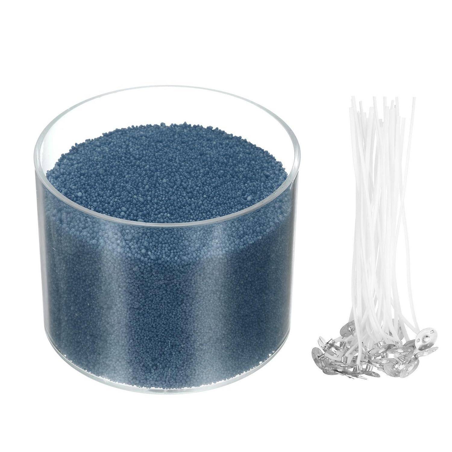 Ein durchsichtiger Becher gefüllt mit blauen Granulaten neben einem Bündel weißer Kabelbinder mit Metallfastenern auf weißem Hintergrund.