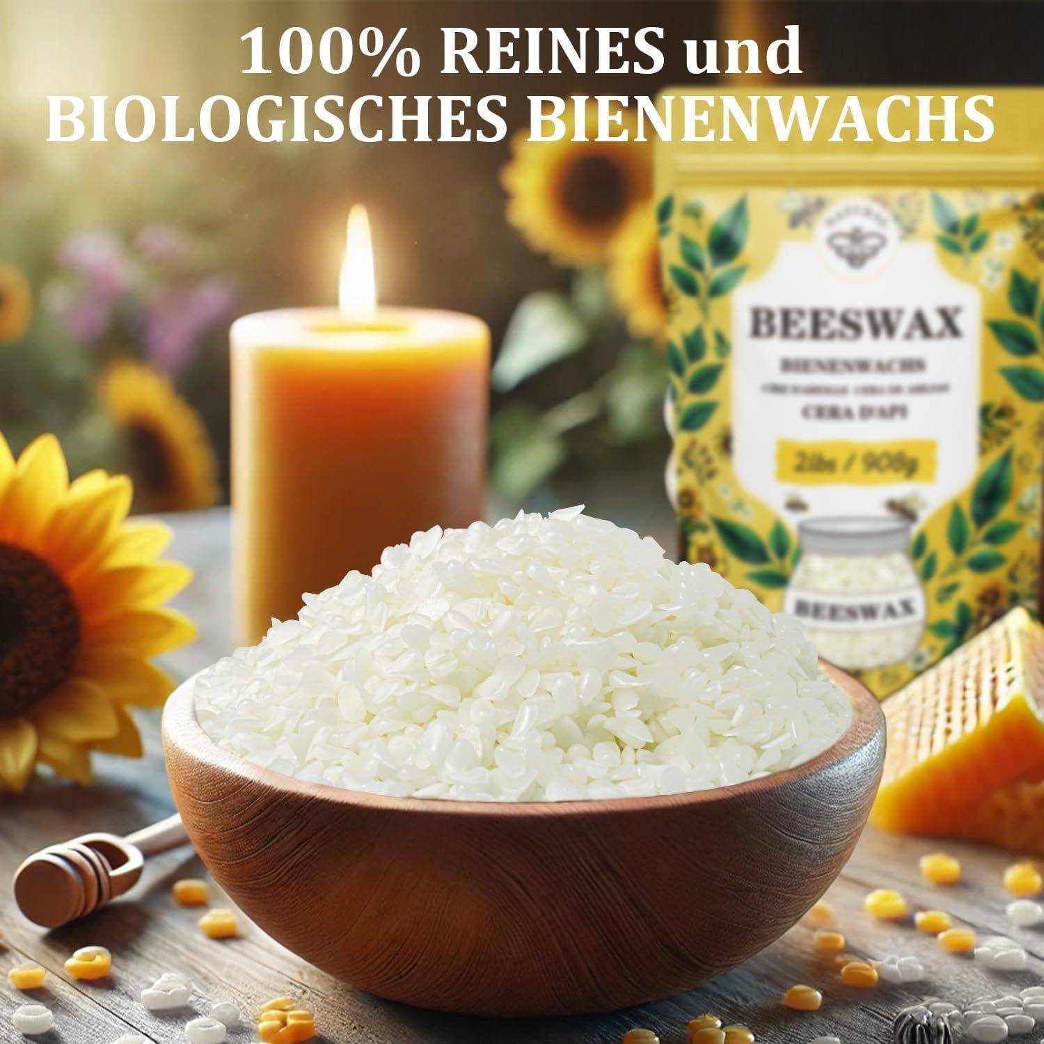 Schüssel mit weißen Bienenwachsflocken neben einer brennenden Kerze und Bienenwachspackung, mit deutschem Text „100% REINES und BIOLOGISCHES BIENENWACHS