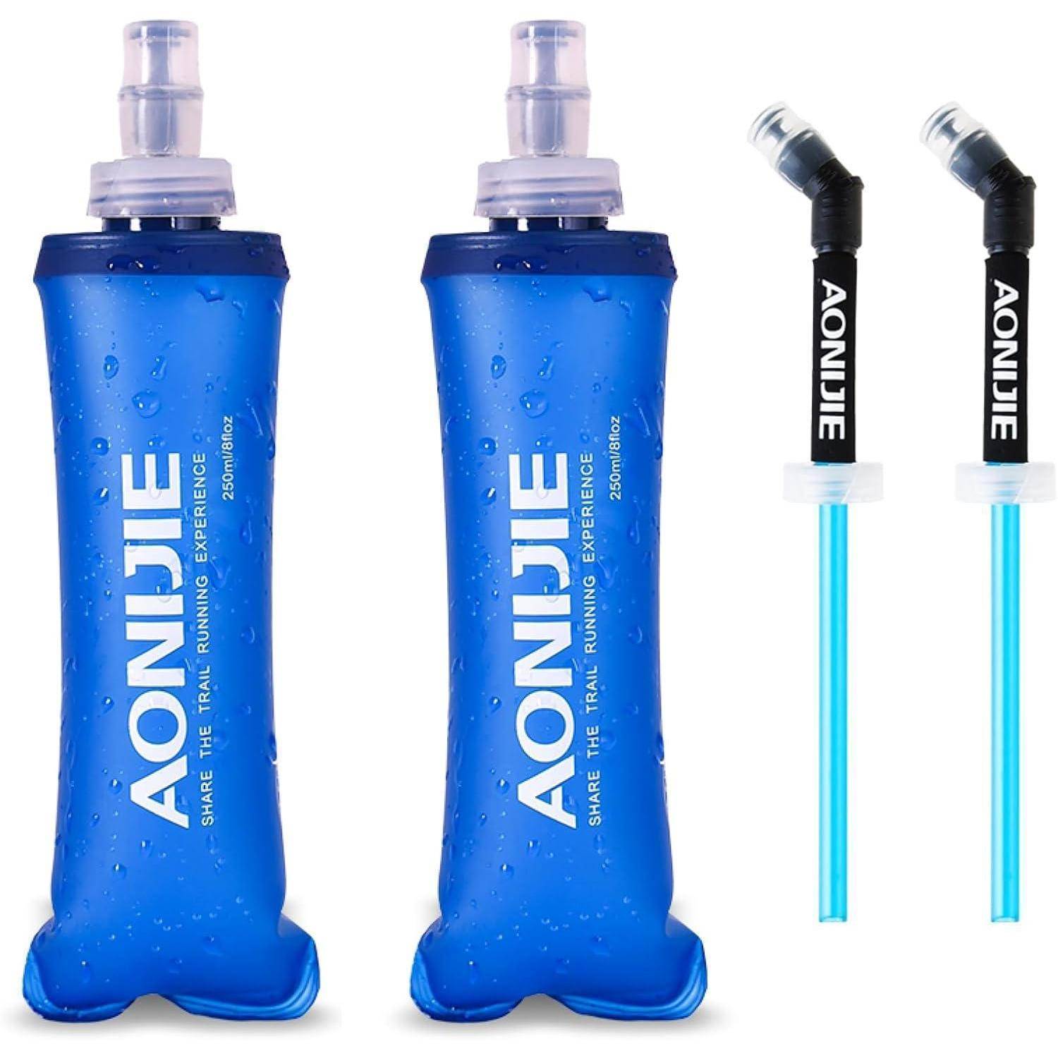 Zwei blaue AONIJIE-Hydratationsflaschen mit Beißventilen und zwei abgewinkelten Trinkröhrchen, gezeigt auf weißem Hintergrund.
