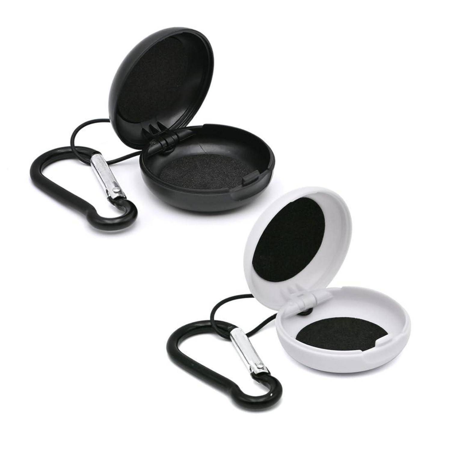 Zwei Muschelschalen-Schlüsselanhänger, einer schwarz und einer weiß, geöffnet, um runde Fächer und angebrachte Karabinerhaken auf weißem Hintergrund zu zeigen.