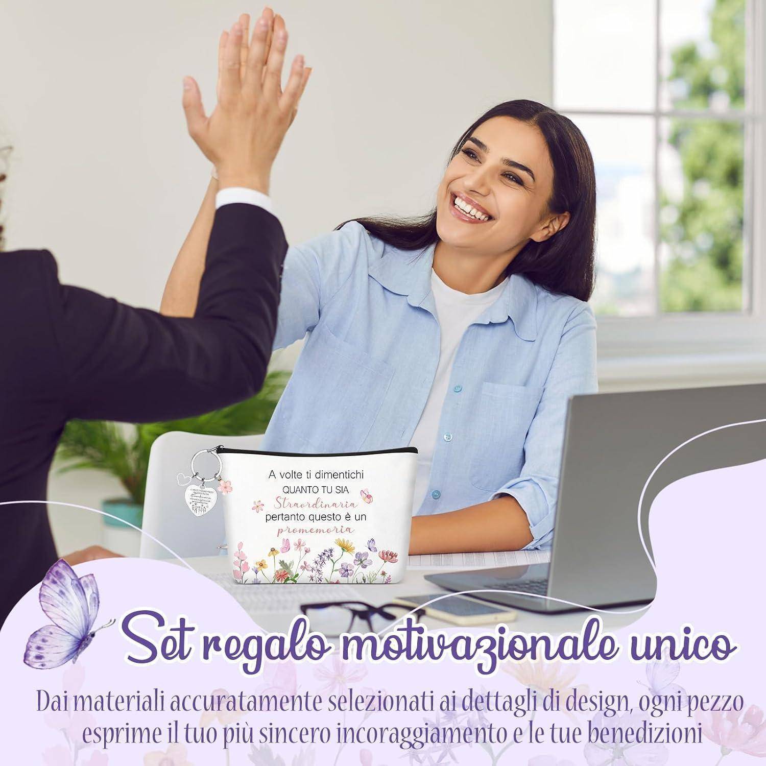 Lächelnde Frau macht High-Five mit jemandem in einem Büro neben einem Laptop und einer motivierenden Geschenkbox mit italienischem Text und Schmetterlingsgrafikien.