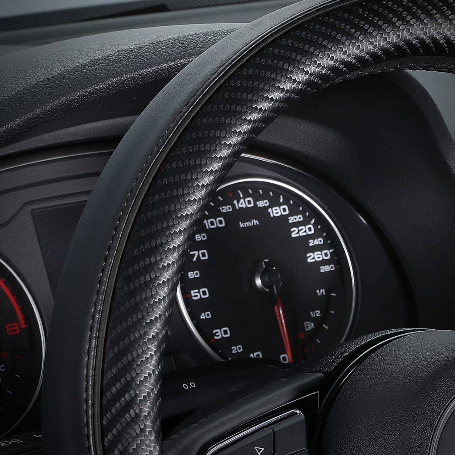 Nahaufnahme eines Autolenkrads und des Kombiinstruments mit einem Tachometer, der in km/h bis 260 gekennzeichnet ist.