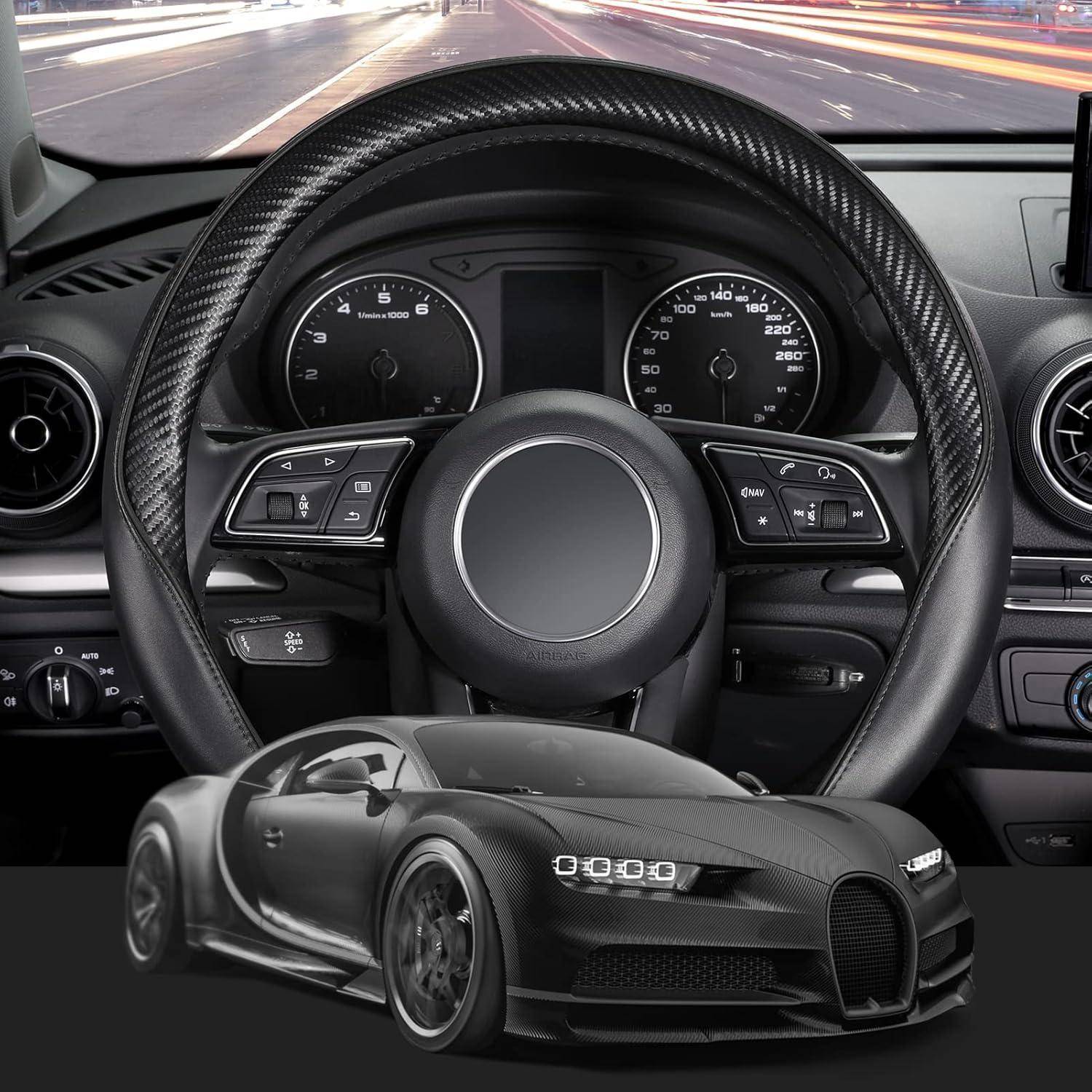 Ein schwarzer Bugatti-Sportwagen, aufgenommen vom Fahrersitz aus, mit Lenkrad, Instrumententafel und einem kleinen überlagerten Außenbild des Autos unten.