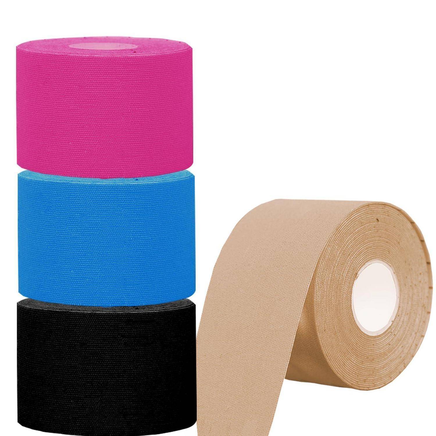 Drei übereinander gestapelte Rollen Athletik-Tape in Rosa, Blau und Schwarz neben einer beige Rolle, die teilweise abgewickelt ist.