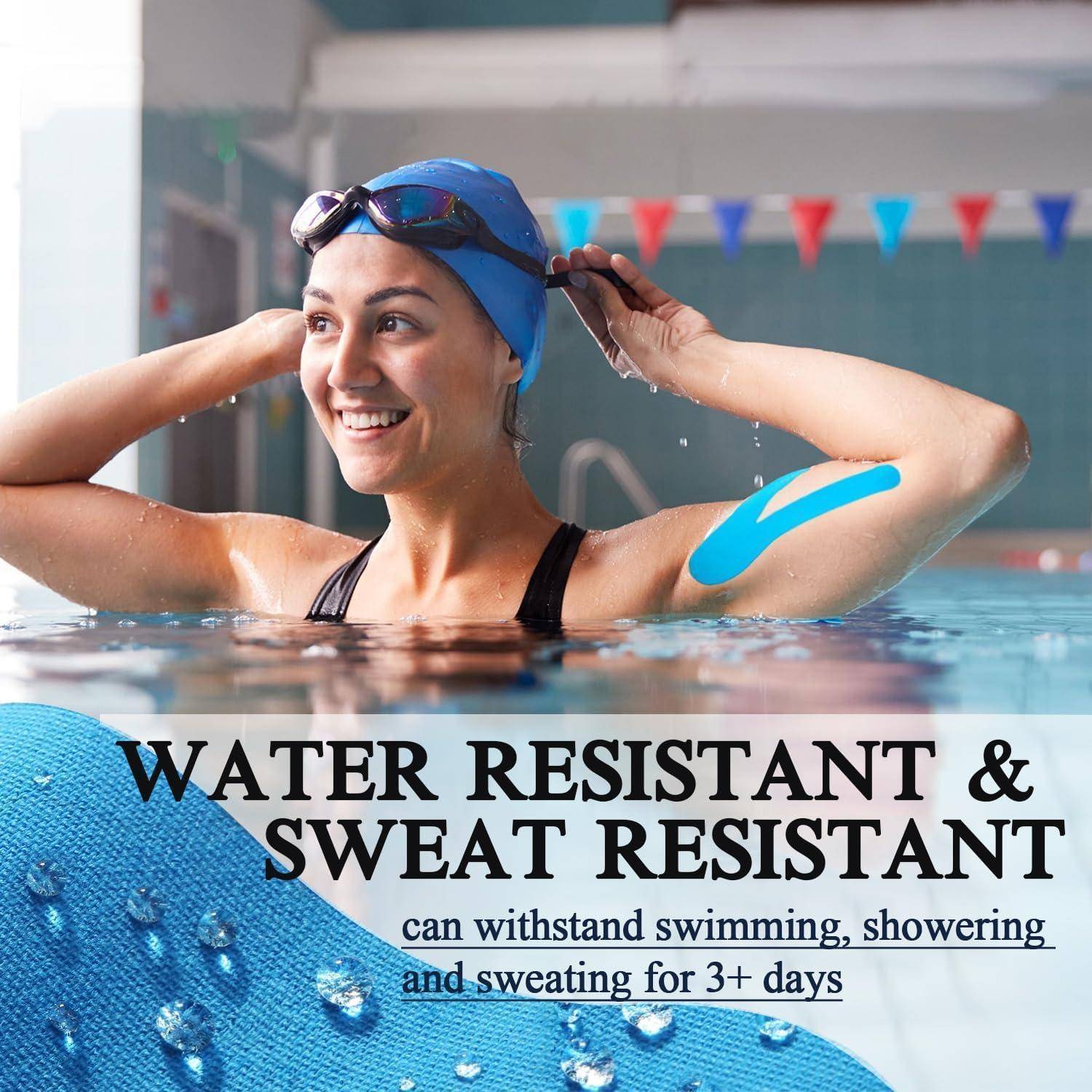 Lächelnde Schwimmerin im Becken passt ihre Mütze an; Text sagt „WASSER- UND SCHWEISSRESISTENT