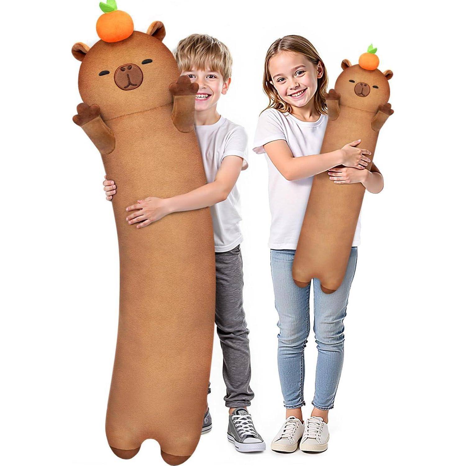Zwei Kinder, die lächeln und übergroße braune bärenförmige Plüschtiere mit orangefarbenem Obst oben halten, stehen vor einem weißen Hintergrund.