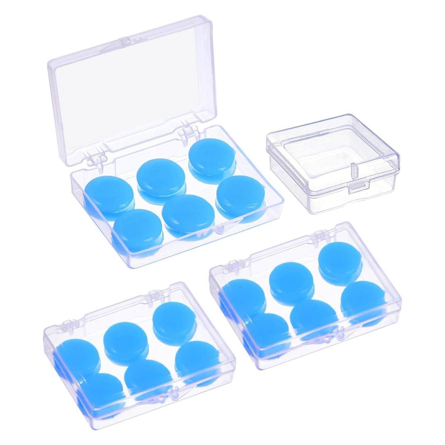 Transparente Kunststoff-Aufbewahrungsboxen mit Scharnierdeckeln, jede mit sechs blauen runden Scheiben; eine Box ist offen und eine ist leer.
