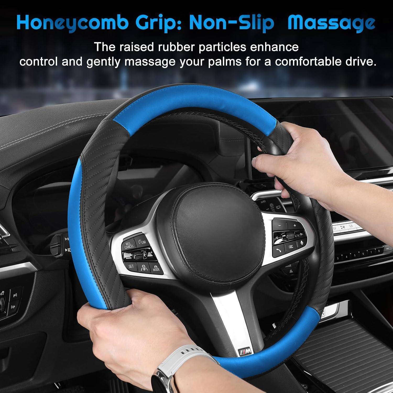 Hände, die eine blau-schwarze Lenkradhülle in einem Auto greifen, beschriftet mit „Honeycomb Grip: Non-Slip Massage" mit Text über erhöhte Gummiteilchen zur Handflächenmassage und Kontrolle.