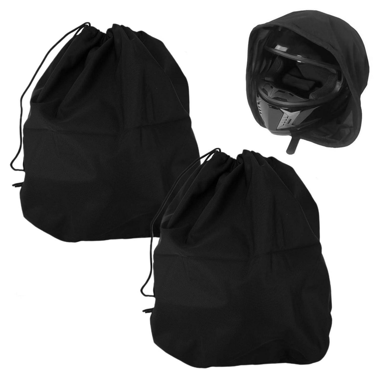 Zwei schwarze Beutel mit Kordelzug neben einem schwarzen Motorradhelm auf weißem Hintergrund.