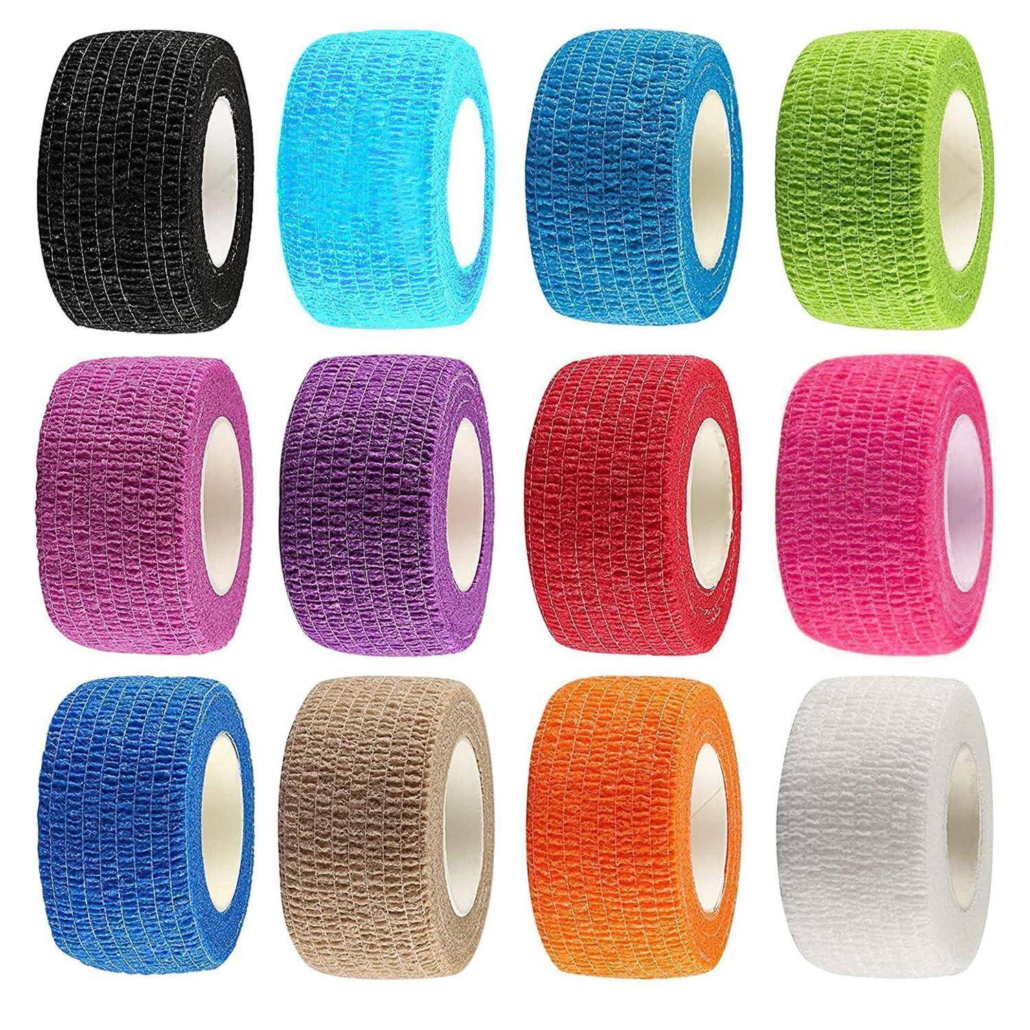 Zwölf Rollen strukturiertes selbstklebendes Klebeband oder Klebeband in verschiedenen Farben, angeordnet in einem 3-mal-4-Raster auf weißem Hintergrund.