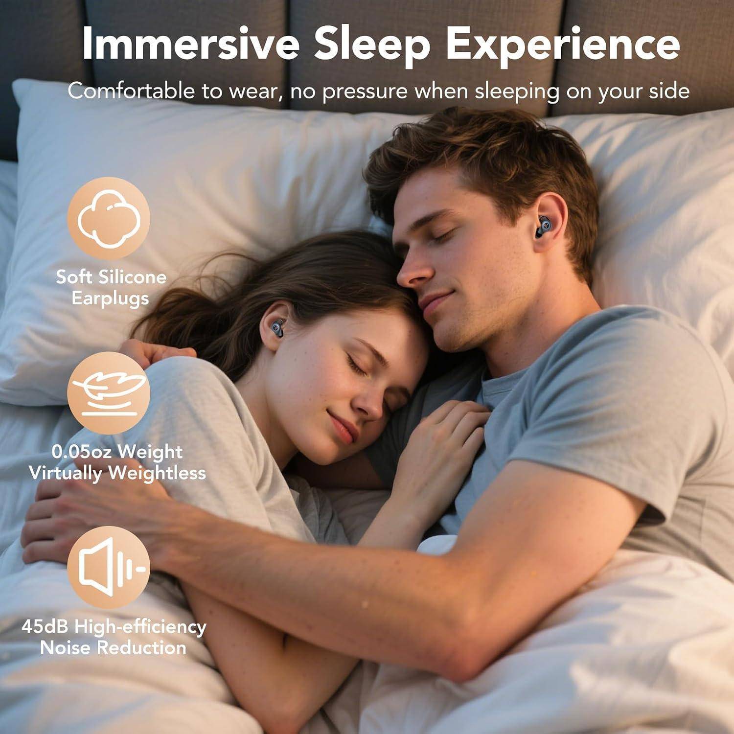 Schlafendes Paar, das weiche Silikon-Ohrstöpsel im Bett trägt, wirbt für ein 